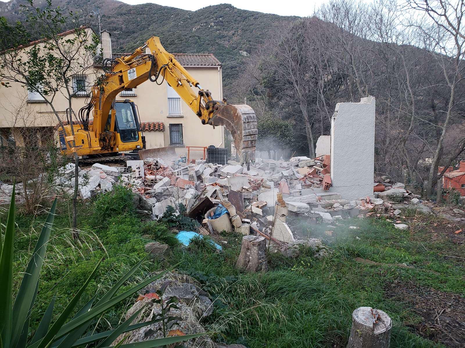 Démolition, terrassement et fondations d'une maison à Sorède