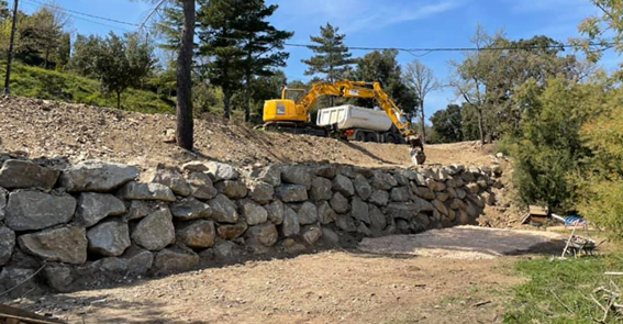 Mise en place d’enrochements pour chemin d’accès et soutien de talus à Oms Démolition, terrassement et fondations d'une maison à Sorède