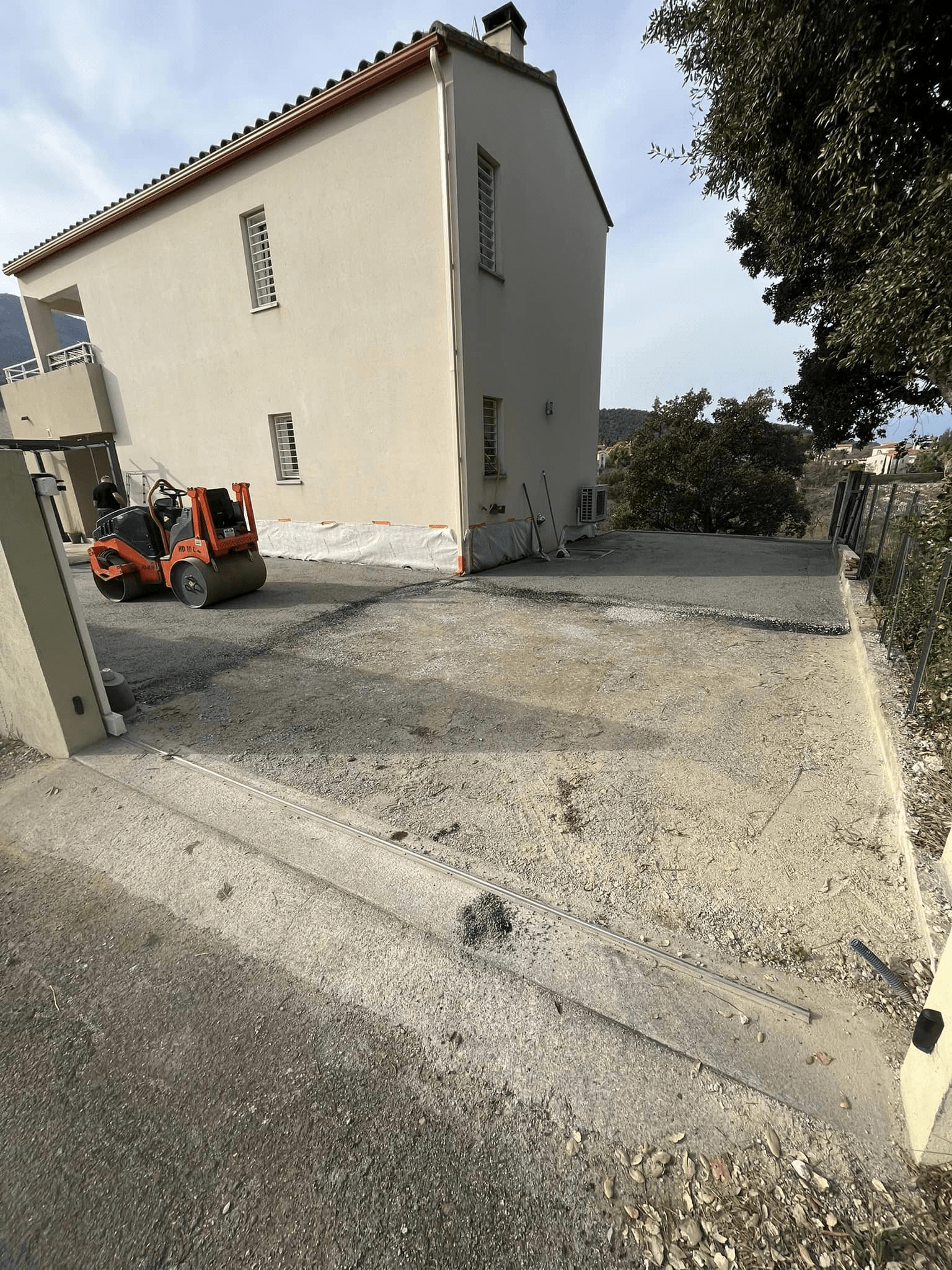 Aménagement extérieur à Montesquieu-des-Alberes : goudronnage en revêtement bicouche gris et mise en place de gravier