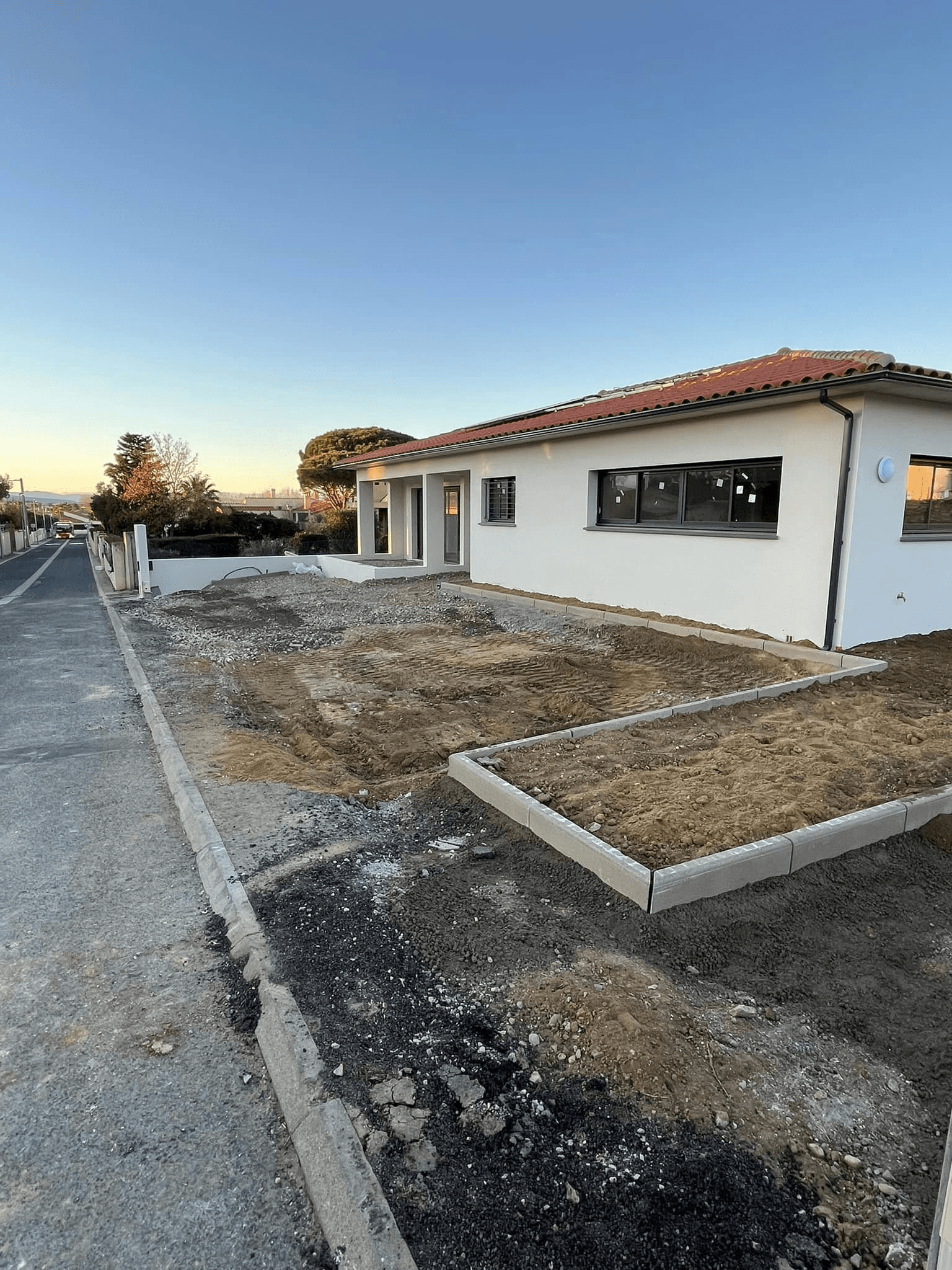 Réalisation d’un cabinet médical à Banyuls Dels Aspres, terrassement, fondations, bordures, enrobés, traçage