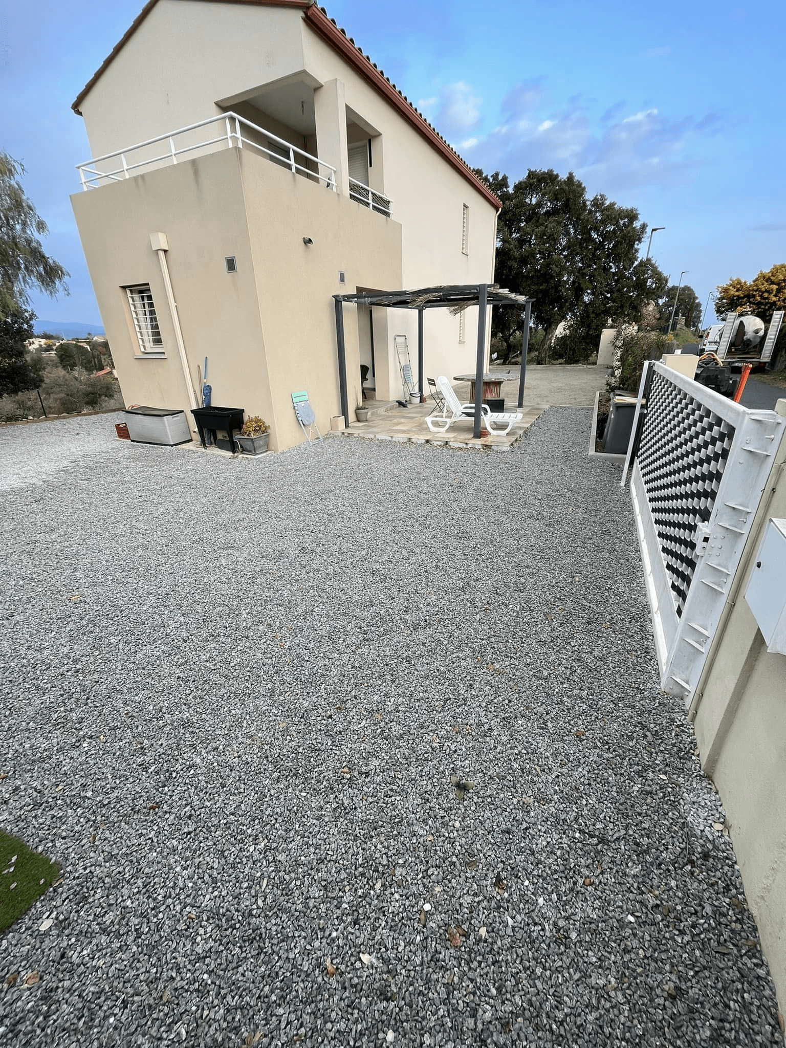 Aménagement extérieur à Montesquieu-des-Alberes : goudronnage en revêtement bicouche gris et mise en place de gravier