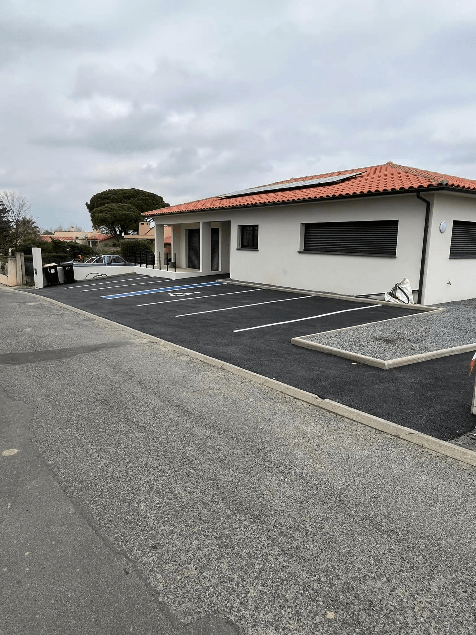 Réalisation d’un cabinet médical à Banyuls Dels Aspres, terrassement, fondations, bordures, enrobés, traçage