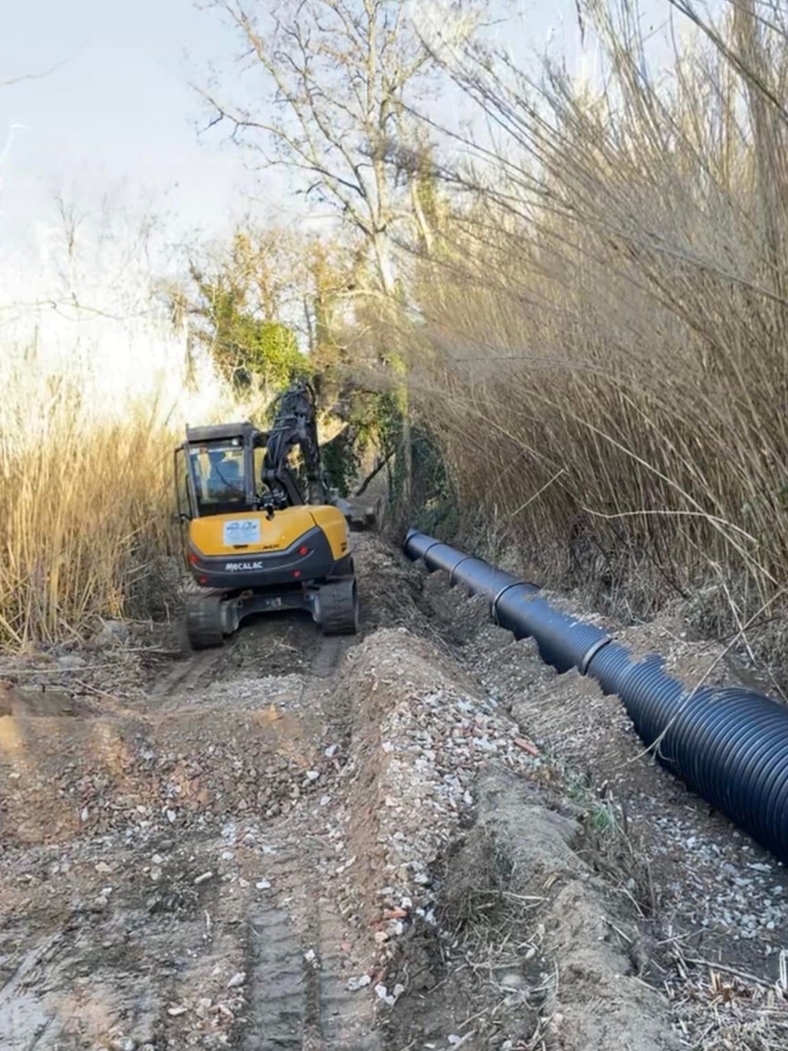 Mise en place de buses en 800mm sur 84 mètres avec création et pose de grille anti feuille pour un canal d’arrosage