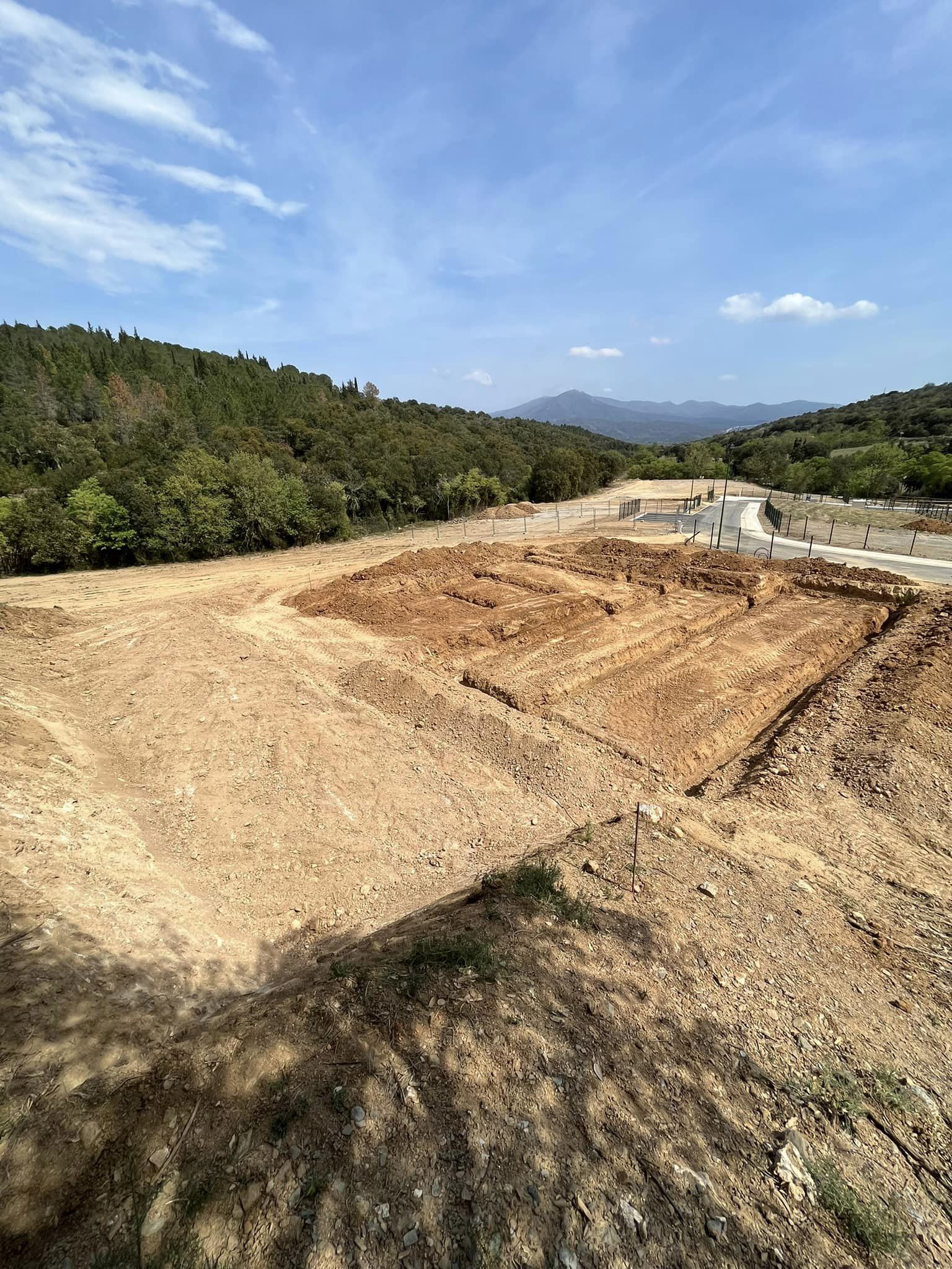 Terrassement de deux maisons individuelles à Vives, 1700m3 de terres évacuées et terrassement des fondations