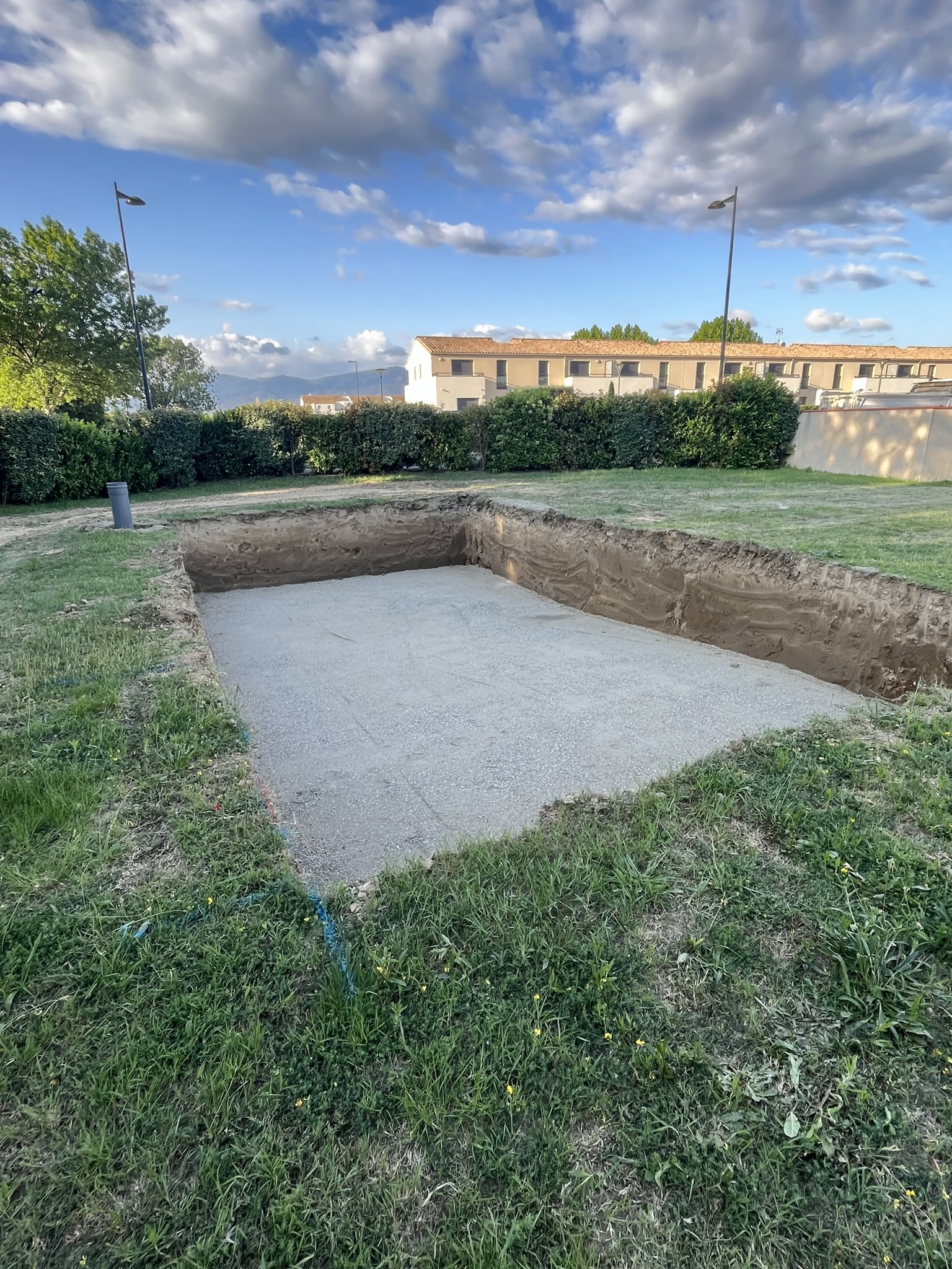 Piscine creusée avec préparation de sols (gravier drainant)