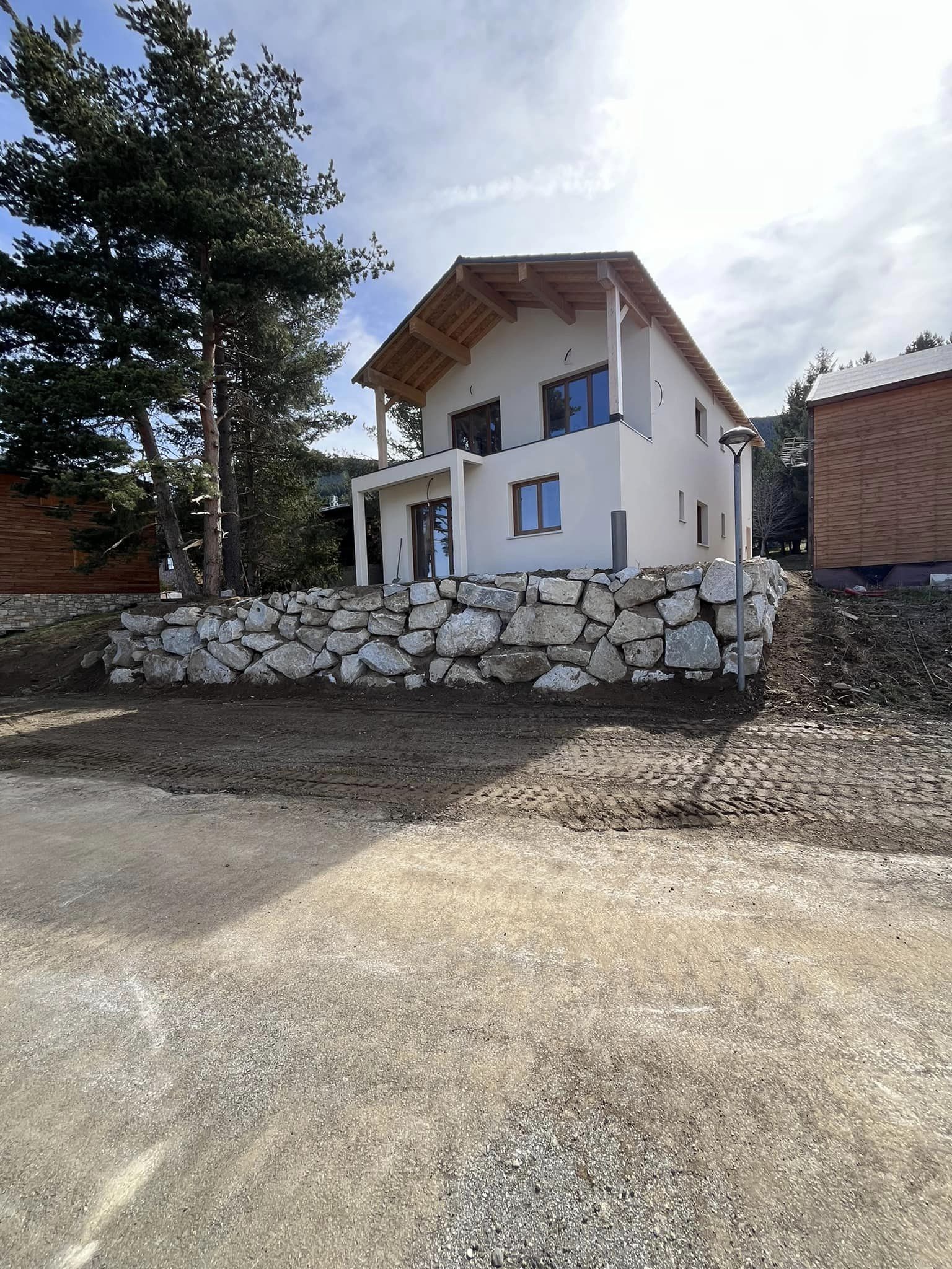 Enrochement à Matemale dans les Pyrénées-Orientales