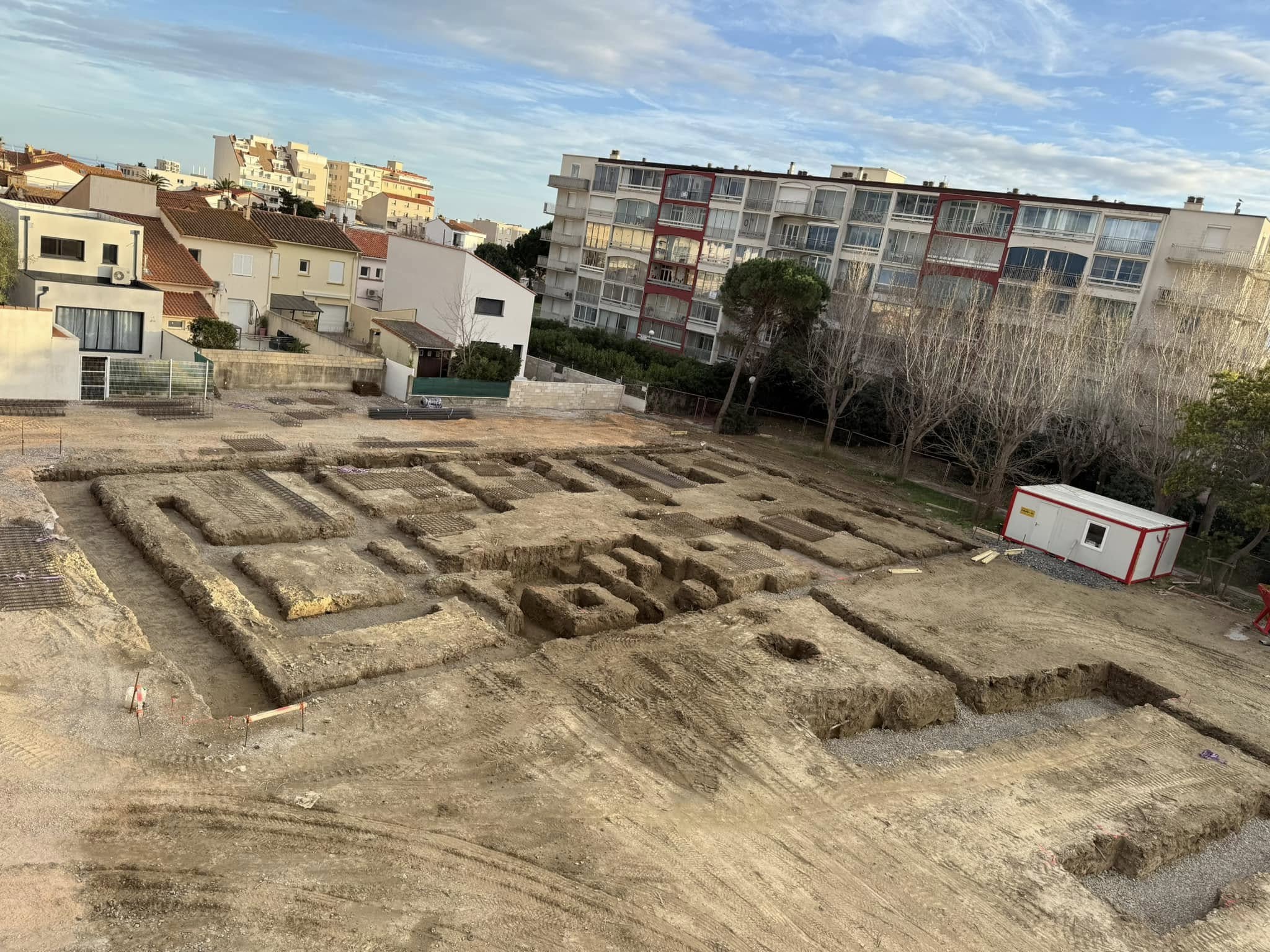 Terrassement et fondation d’un ensemble de logements avec reconstitution du sol à l’aide de gravier concassé.