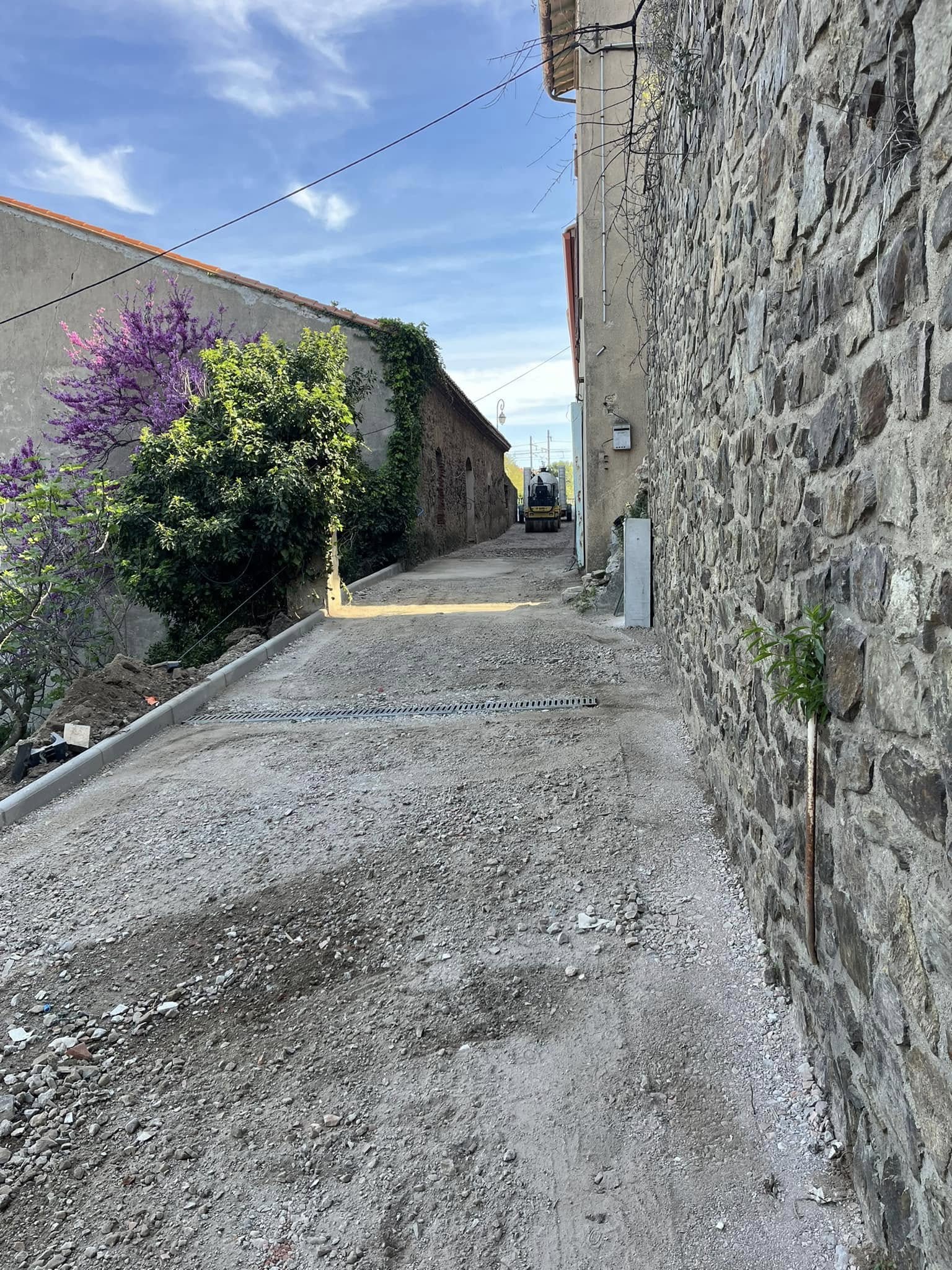 Avant - Goudronnage d’un accès privé, bordures et parking en gravier à Collioure