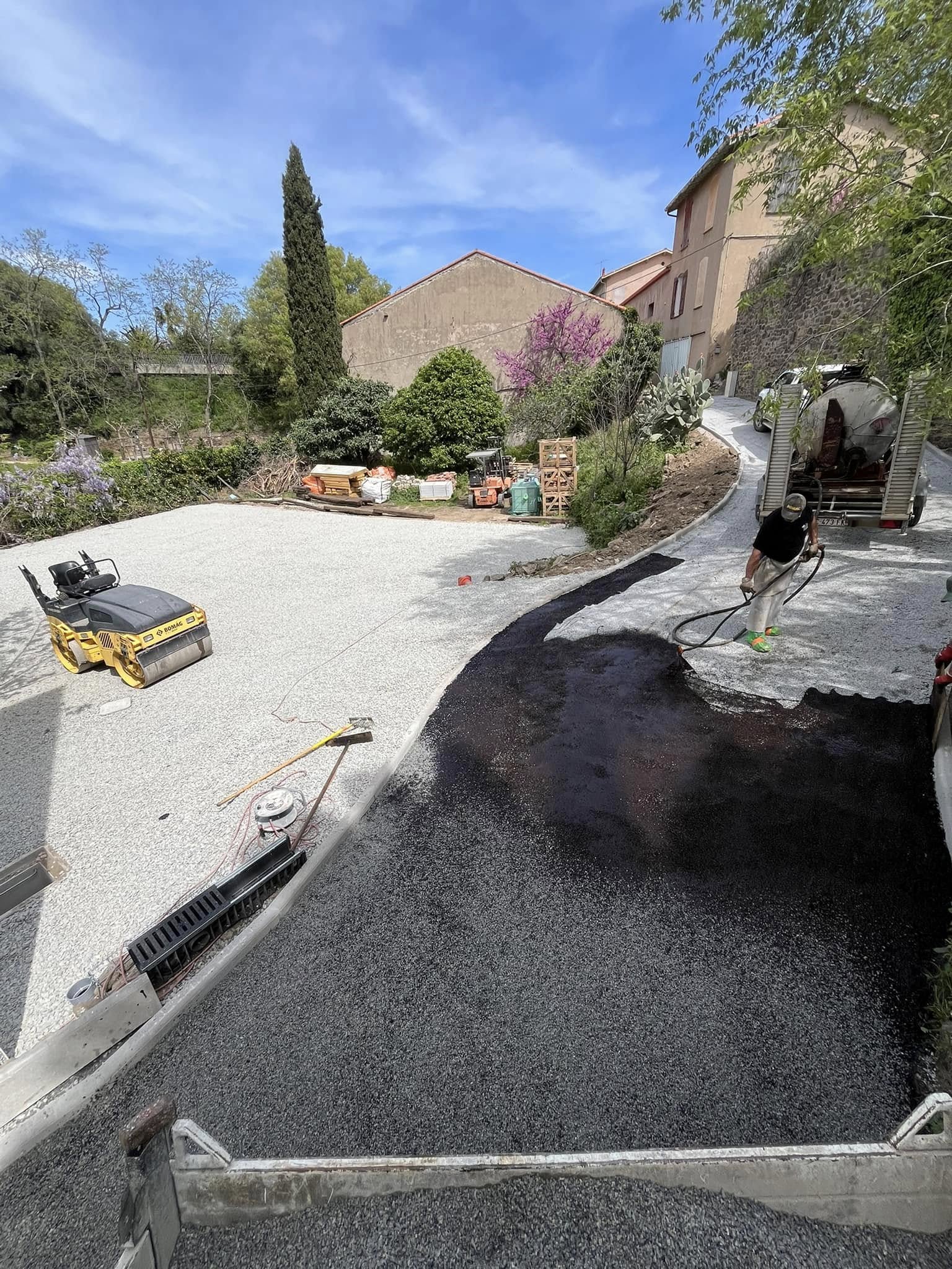 Après - Goudronnage d’un accès privé, bordures et parking en gravier à Collioure