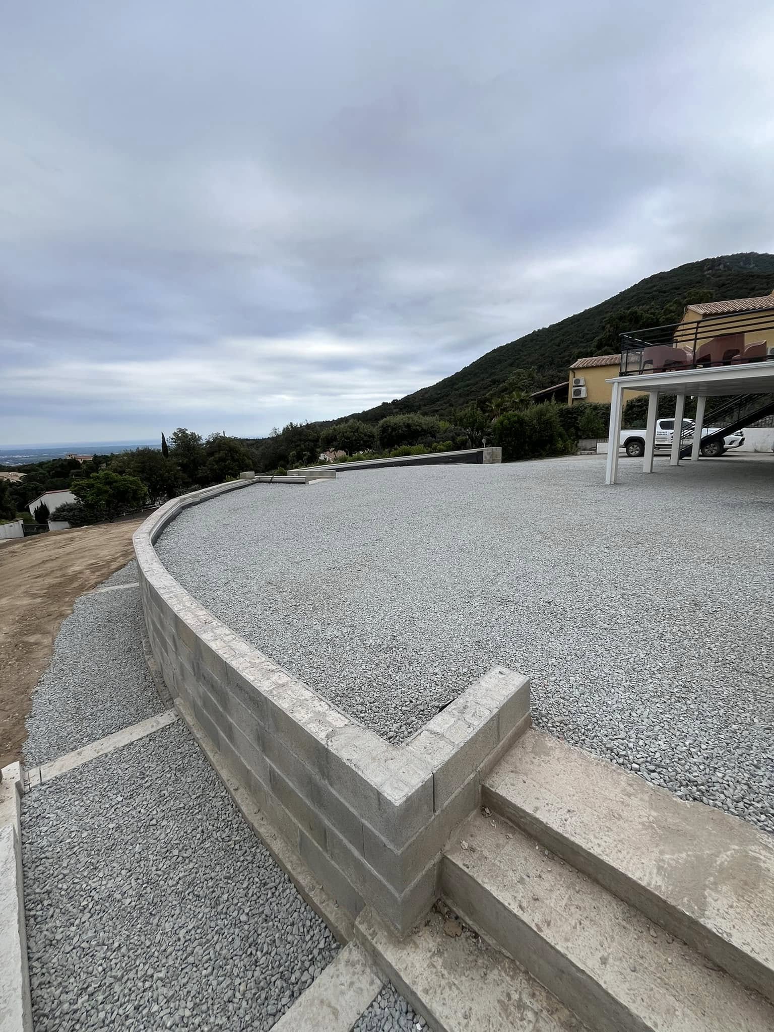 Terrassement, de la mise en place de graviers et d’enrochement dans les Pyrénées-Orientales. Terrassement, de la mise en place de graviers et d'enrochement dans les Pyrénées-Orientales.