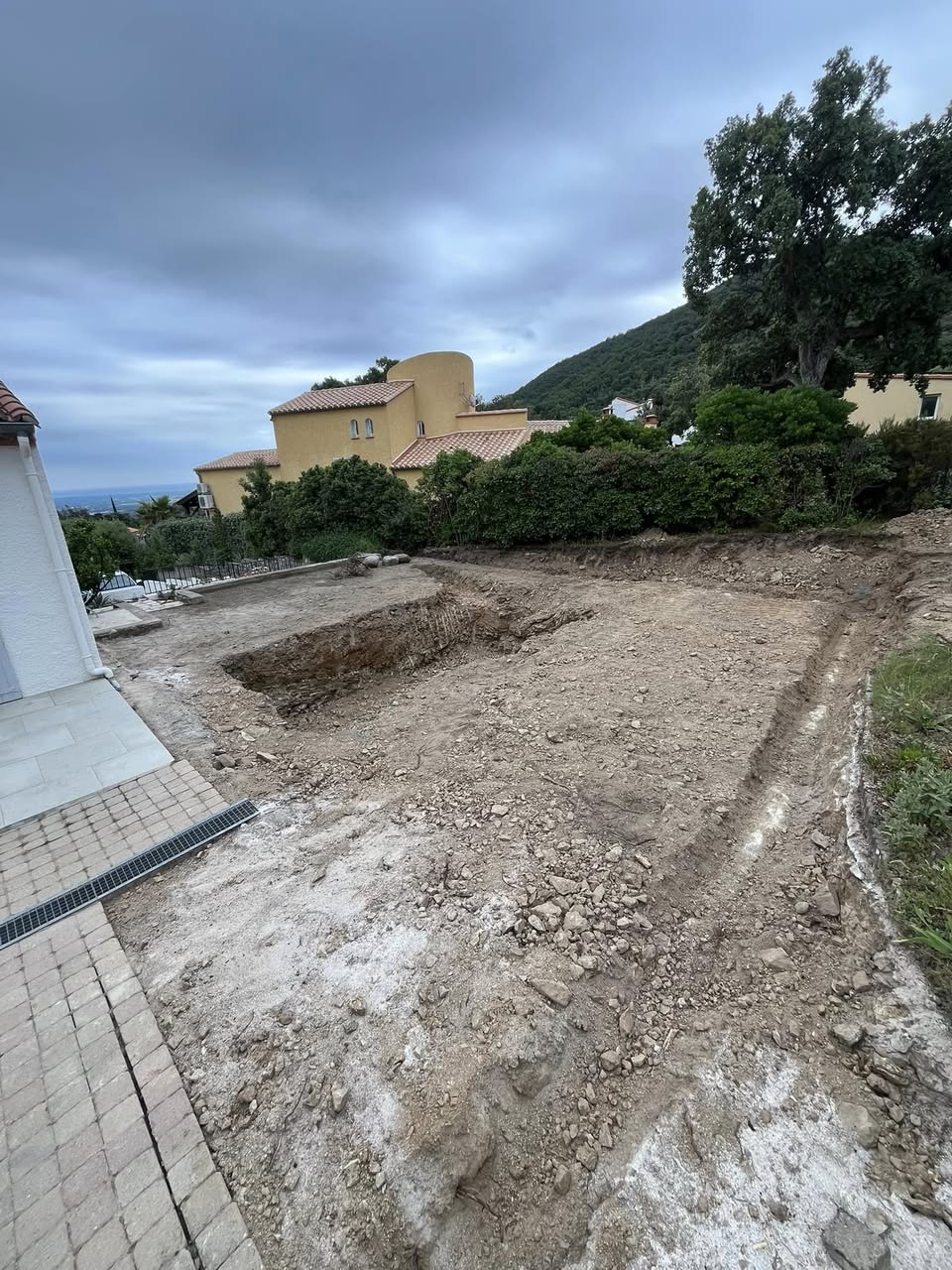 Terrassement, de la mise en place de graviers et d’enrochement dans les Pyrénées-Orientales. Terrassement, de la mise en place de graviers et d'enrochement dans les Pyrénées-Orientales.