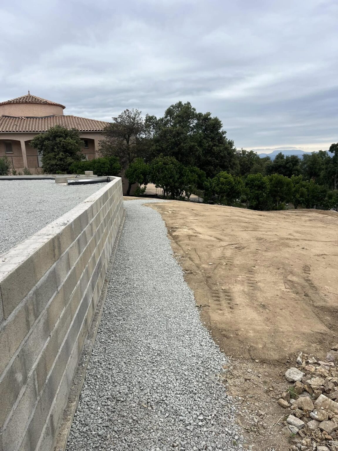 Terrassement, de la mise en place de graviers et d'enrochement dans les Pyrénées-Orientales.