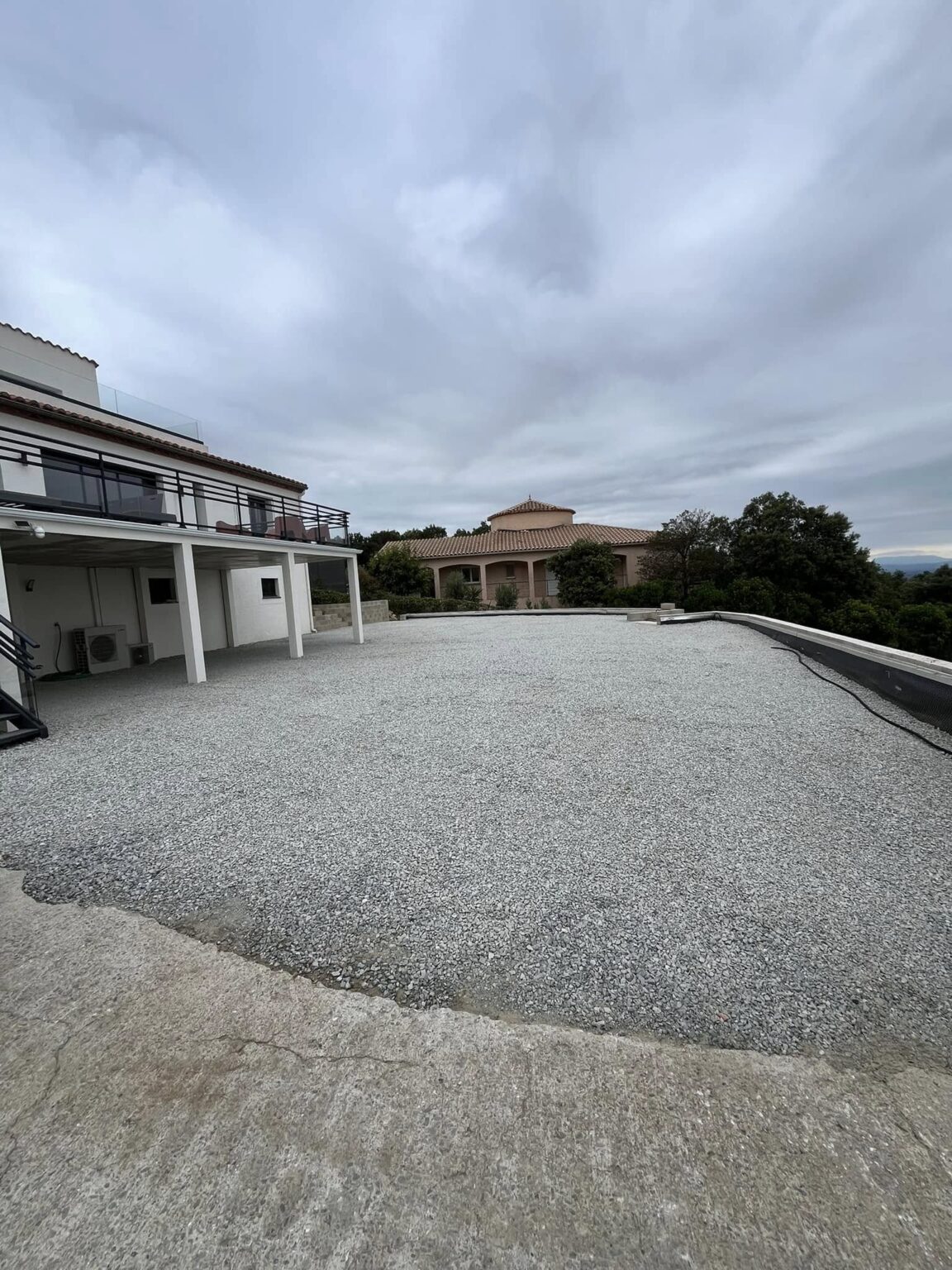Terrassement, de la mise en place de graviers et d'enrochement dans les Pyrénées-Orientales.