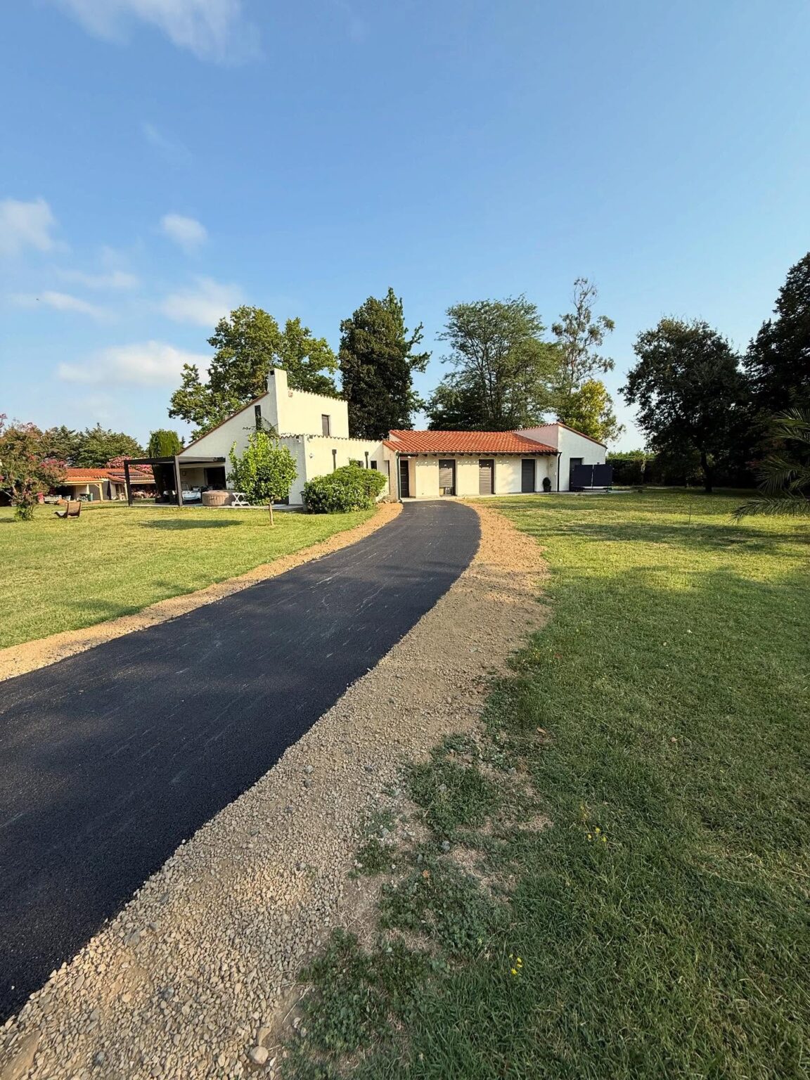 Goudronnage en enrobé pour cette entrée de villas à Elne