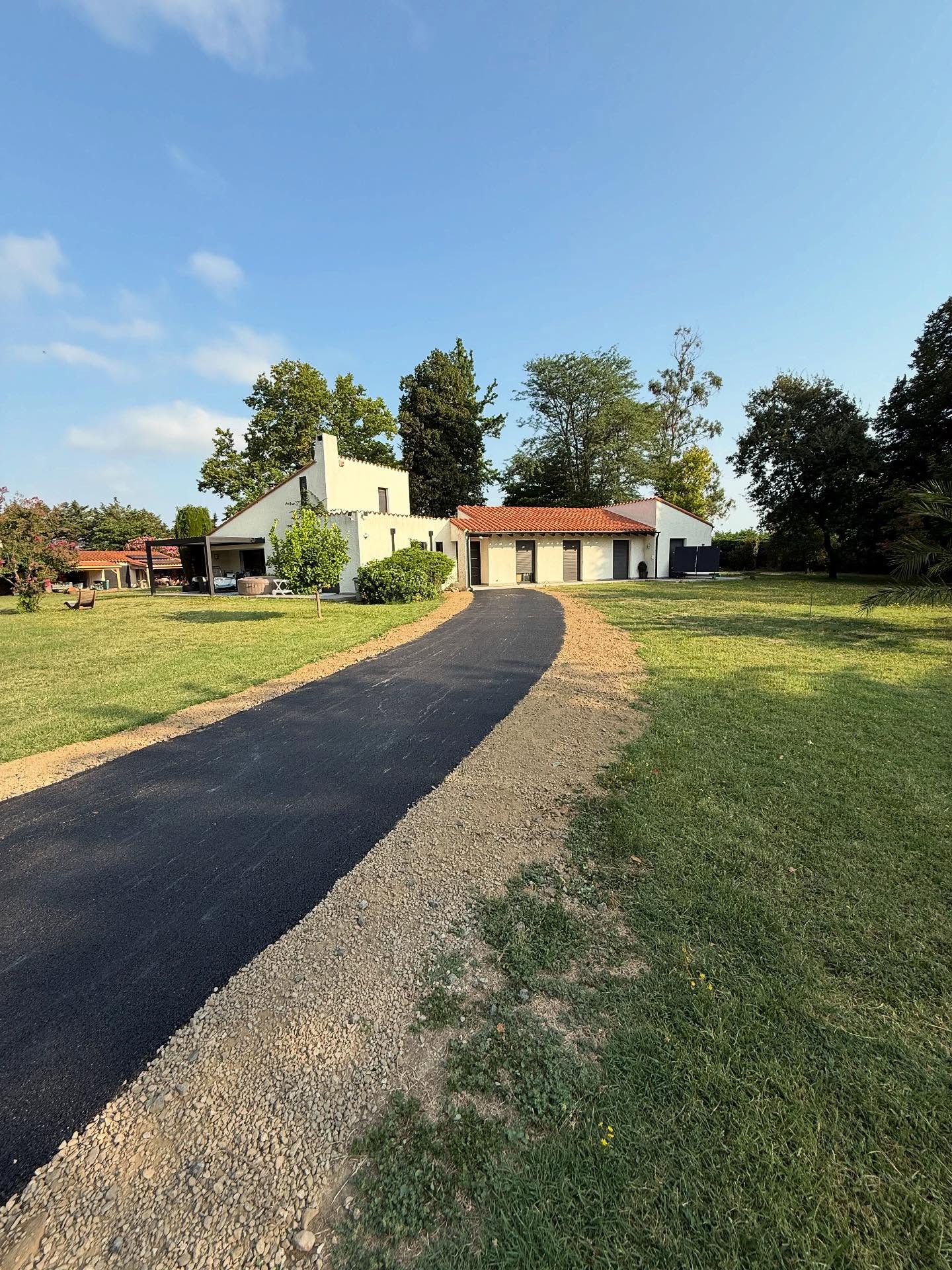 Goudronnage en enrobé pour cette entrée de villas à Elne