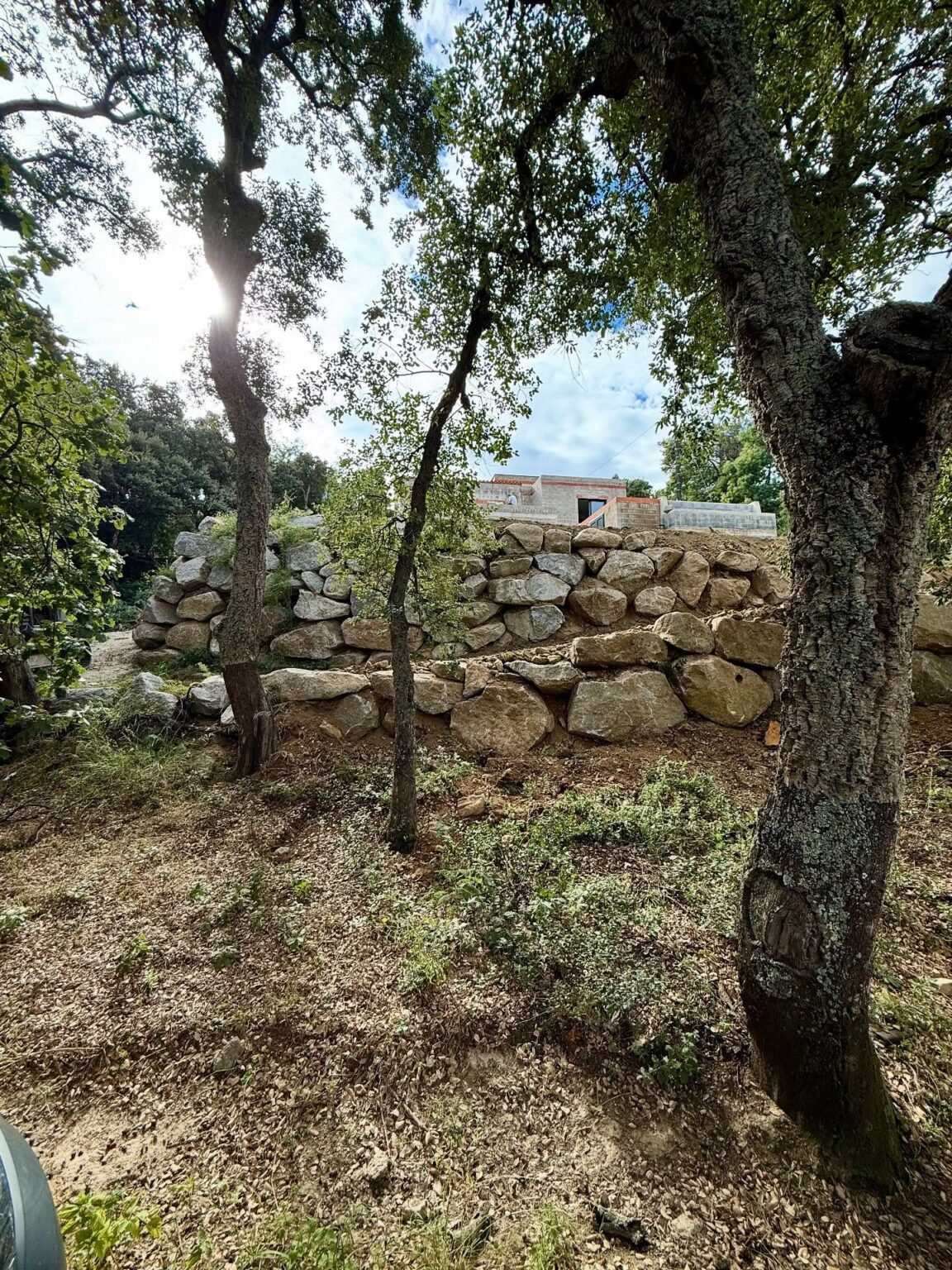 Aménagement extérieur terminé. Remblayage autour de la maison, création de rampes d’accès et enrochement à Montesquieu (66)