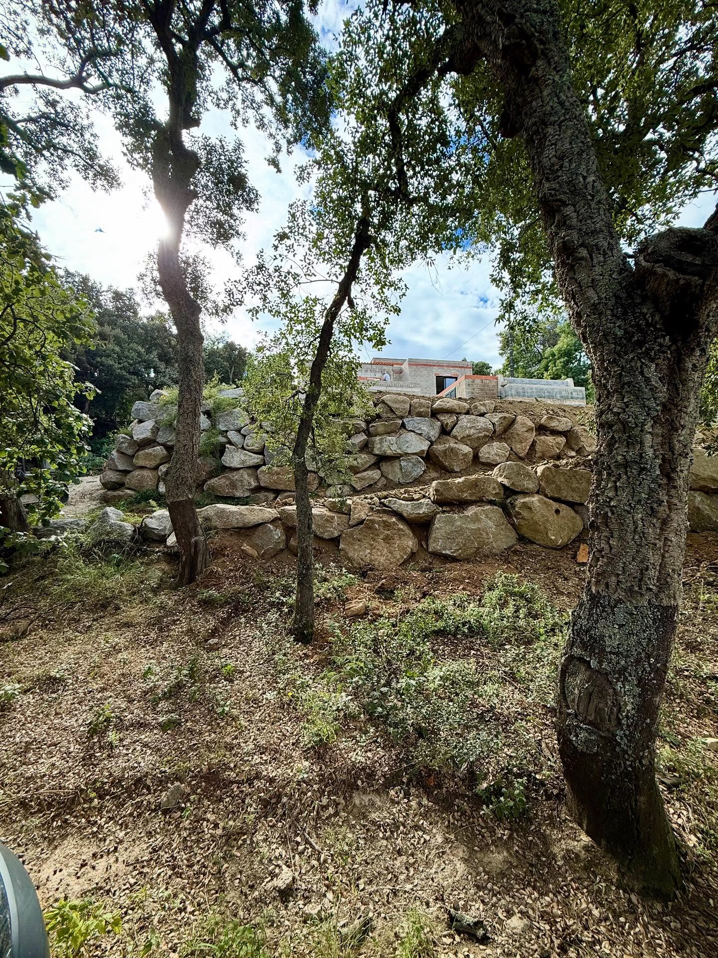 Aménagement extérieur terminé. Remblayage autour de la maison, création de rampes d’accès et enrochement à Montesquieu (66)