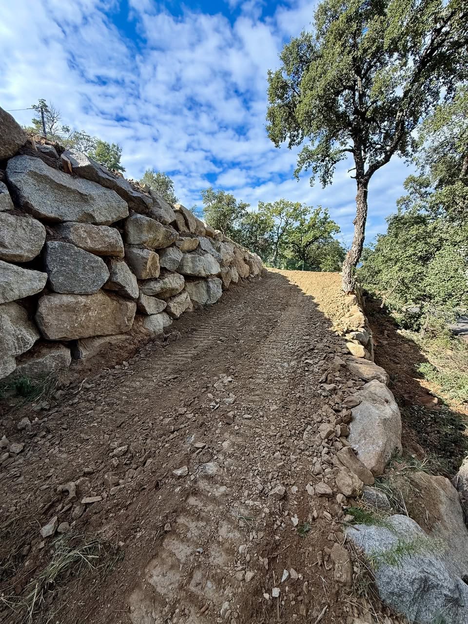 Aménagement extérieur terminé. Remblayage autour de la maison, création de rampes d’accès et enrochement à Montesquieu (66)