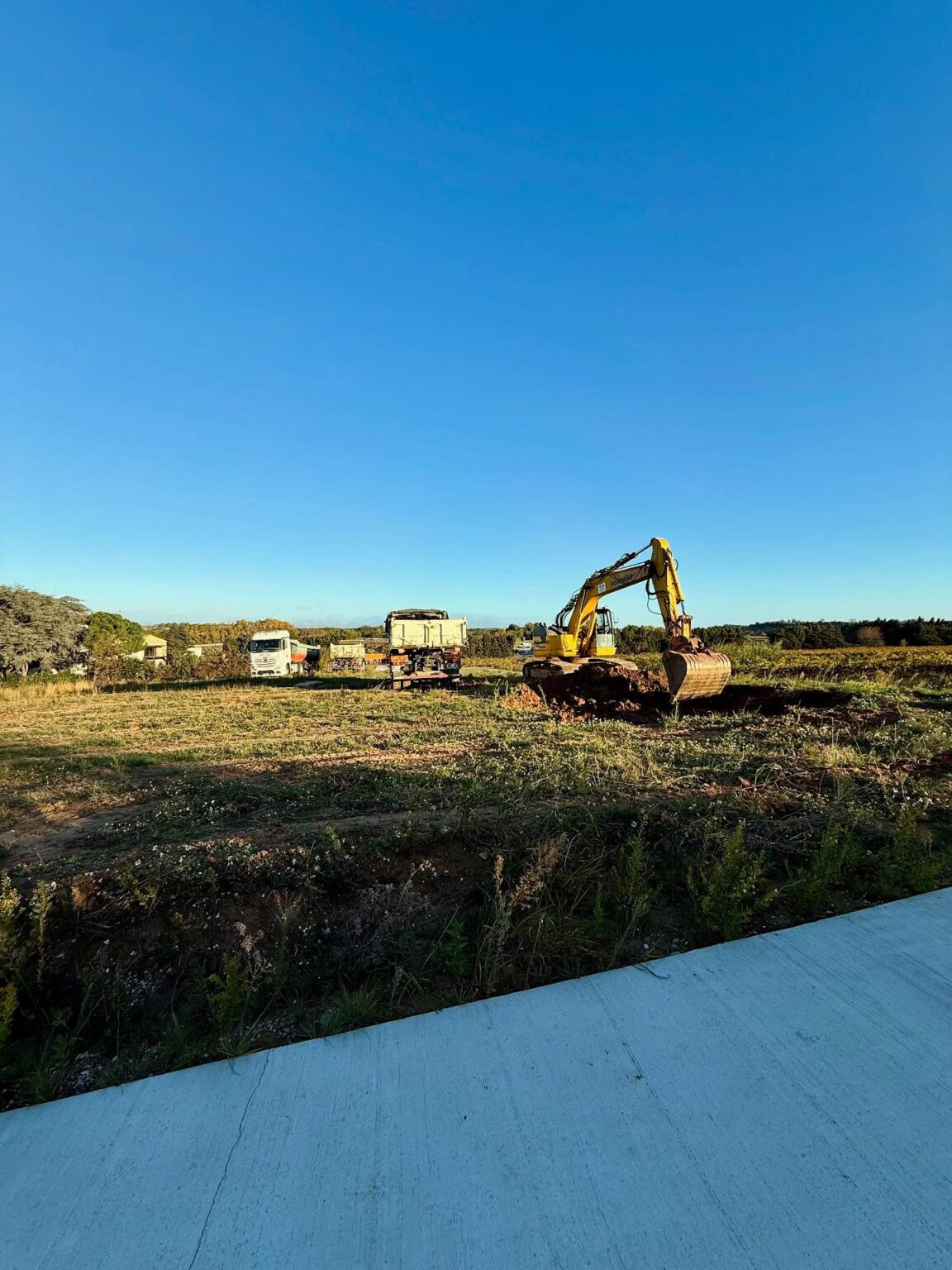 Terrassement de 1 500 m³ avec évacuation des terres afin de réduire la pente de la parcelle à Villemolaque