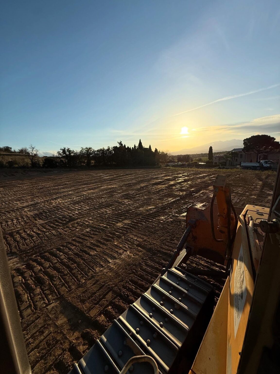 Terrassement de 1 500 m³ avec évacuation des terres afin de réduire la pente de la parcelle à Villemolaque