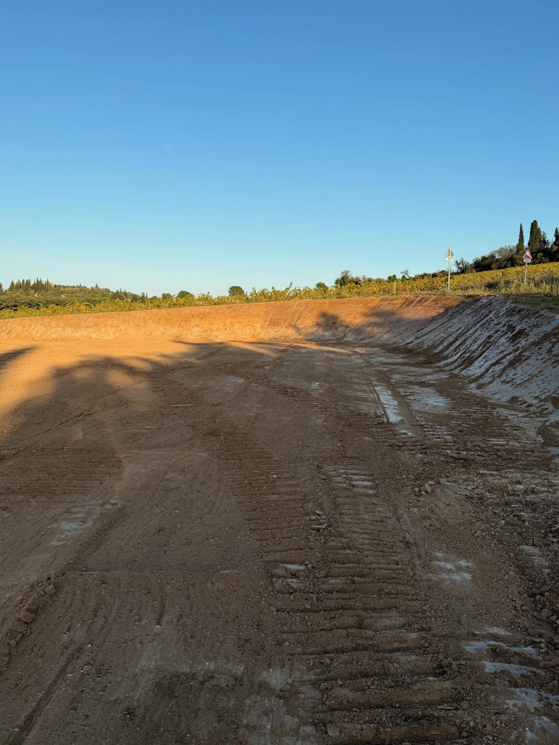 Terrassement de 1 500 m³ avec évacuation des terres afin de réduire la pente de la parcelle à Villemolaque