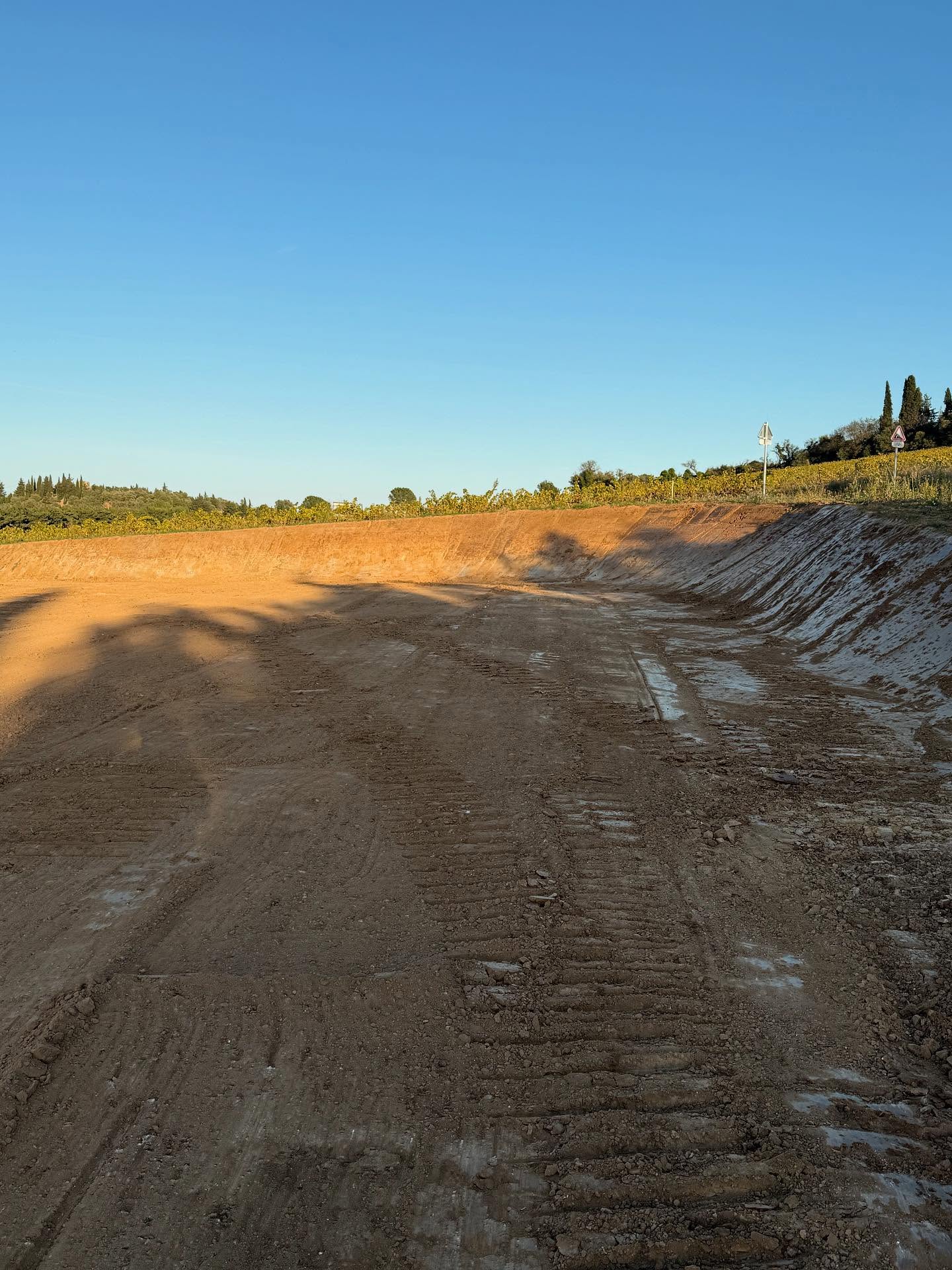 Terrassement de 1 500 m³ avec évacuation des terres afin de réduire la pente de la parcelle à Villemolaque