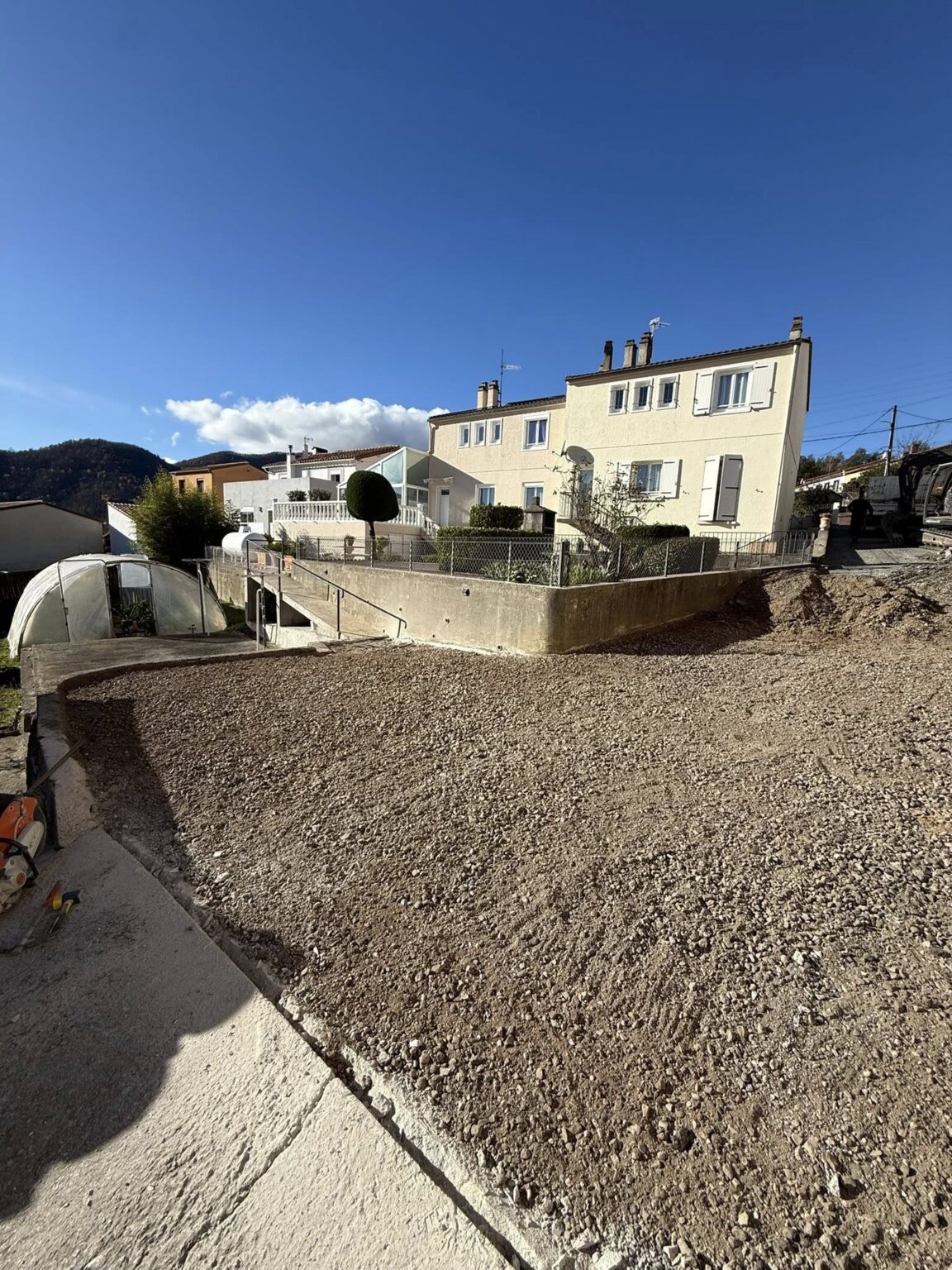 Réfection de l’ancien revêtement de cette impasse par de l’enrobé à Saint-Laurent-de-Cerdans