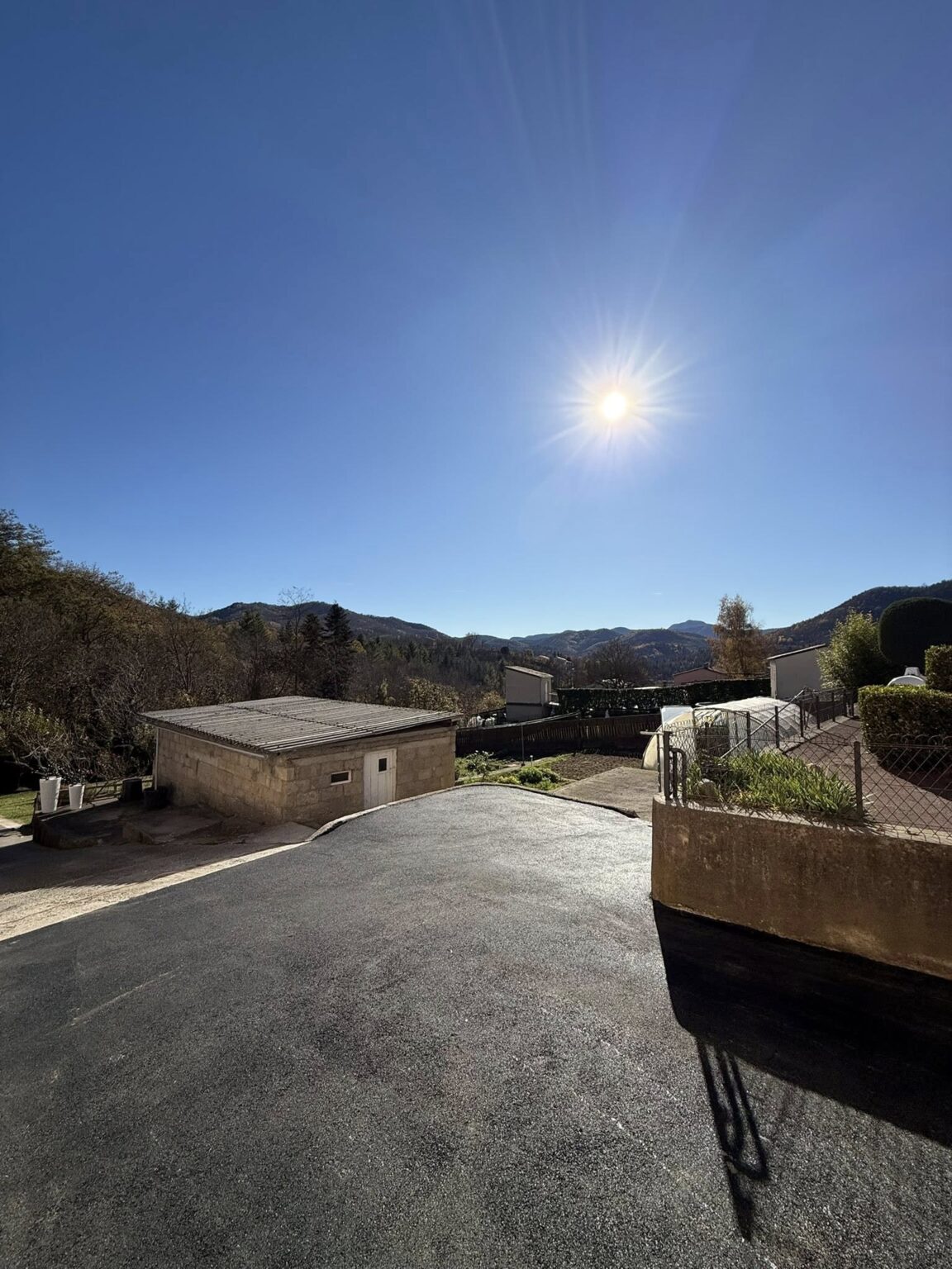 Réfection de l’ancien revêtement de cette impasse par de l’enrobé à Saint-Laurent-de-Cerdans