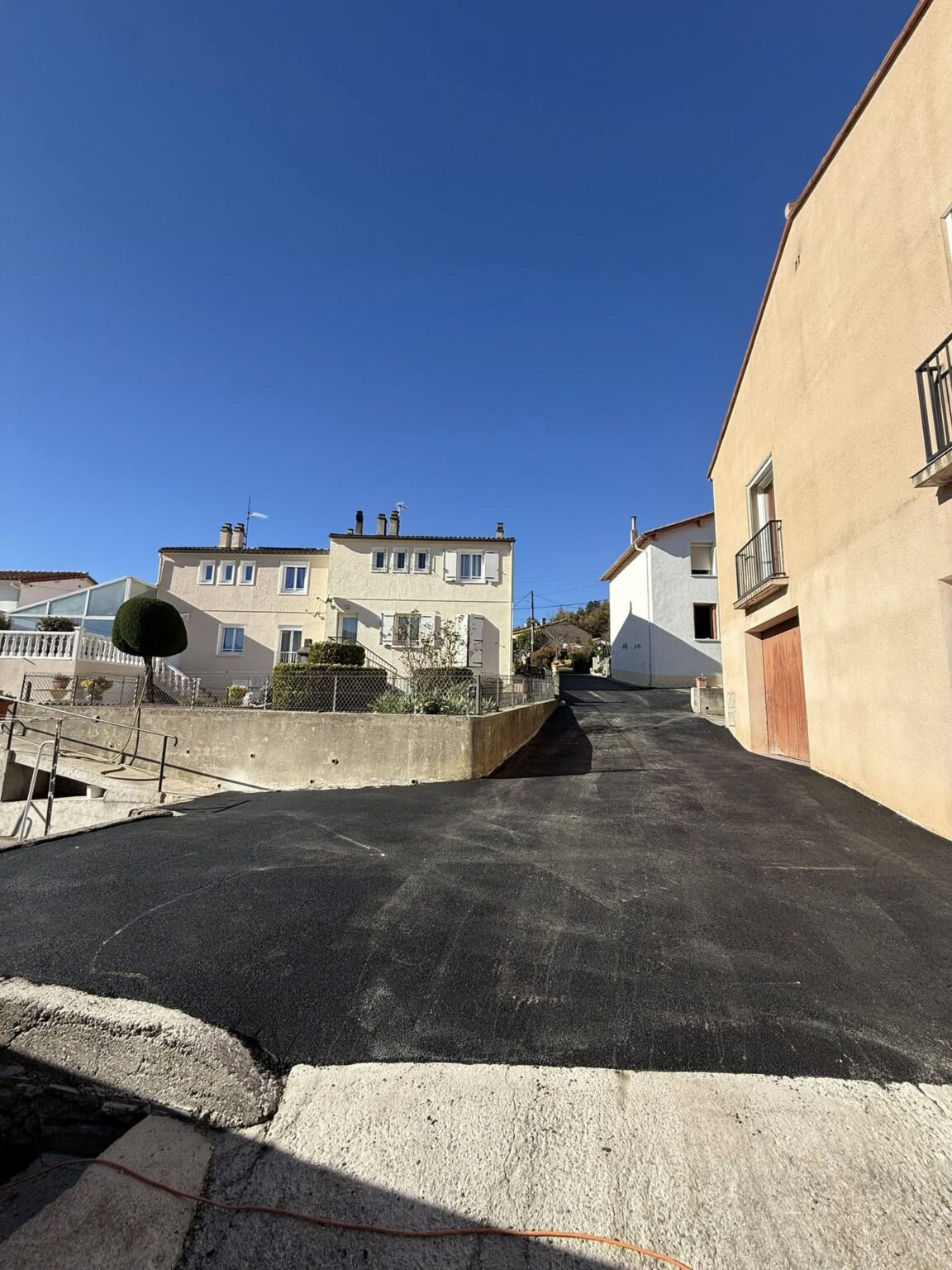 Réfection de l’ancien revêtement de cette impasse par de l’enrobé à Saint-Laurent-de-Cerdans