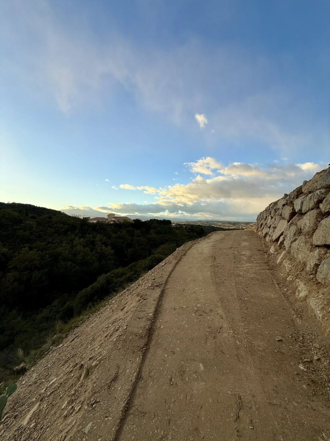Nettoyage complet de la parcelle • Évacuation de la végétation 🌿 • Plus de 1 300 m³ de terre déplacés en déblais/remblai ⛏️ • Mise en place de 300 tonnes d’enrochement à Montesquieu