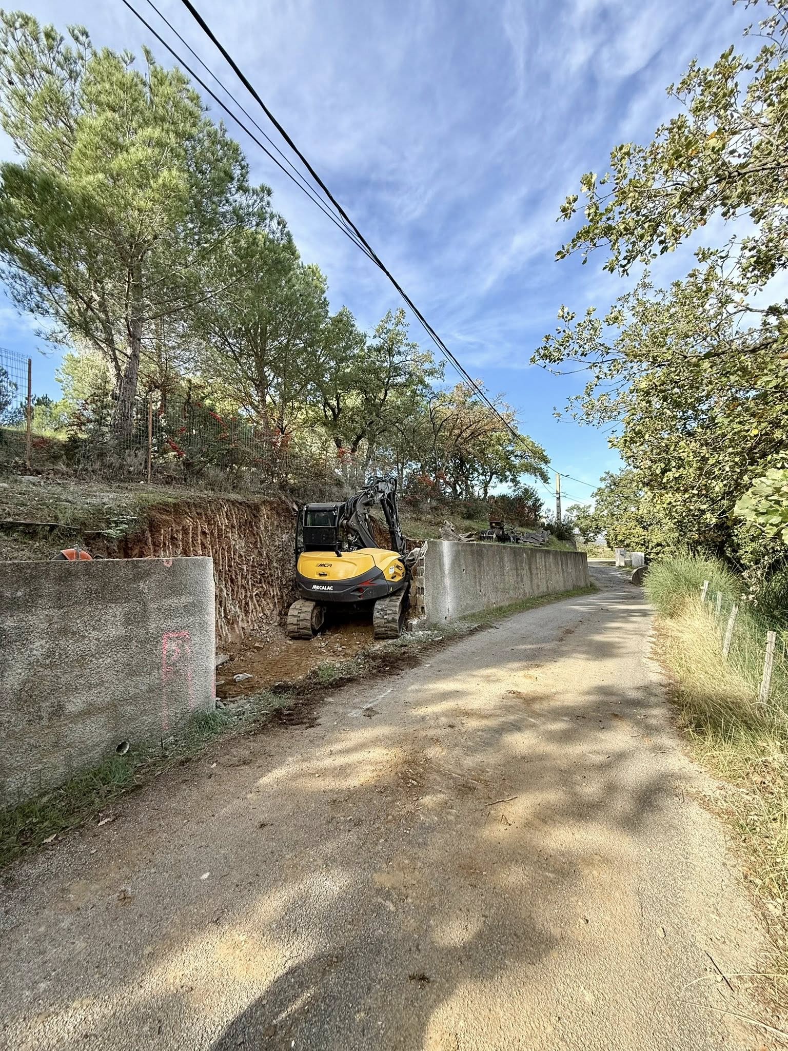 Nettoyage complet de la parcelle • Évacuation de la végétation 🌿 • Plus de 1 300 m³ de terre déplacés en déblais/remblai ⛏️ • Mise en place de 300 tonnes d’enrochement à Montesquieu