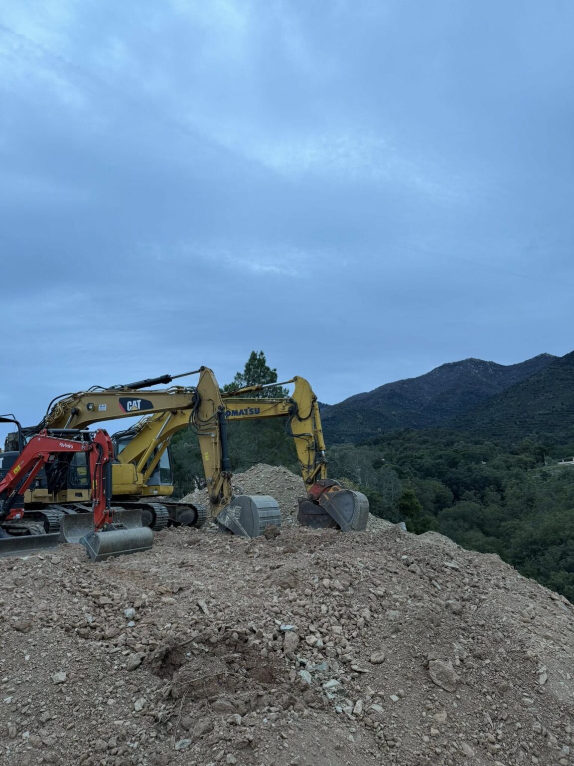 Nettoyage complet de la parcelle • Évacuation de la végétation 🌿 • Plus de 1 300 m³ de terre déplacés en déblais/remblai ⛏️ • Mise en place de 300 tonnes d’enrochement à Montesquieu