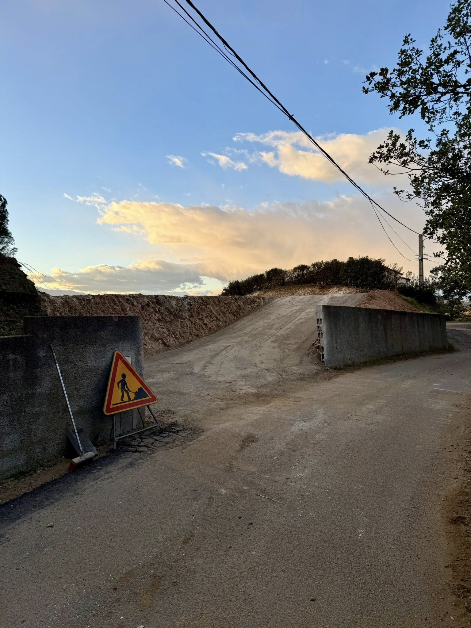 Nettoyage complet de la parcelle • Évacuation de la végétation 🌿 • Plus de 1 300 m³ de terre déplacés en déblais/remblai ⛏️ • Mise en place de 300 tonnes d’enrochement à Montesquieu