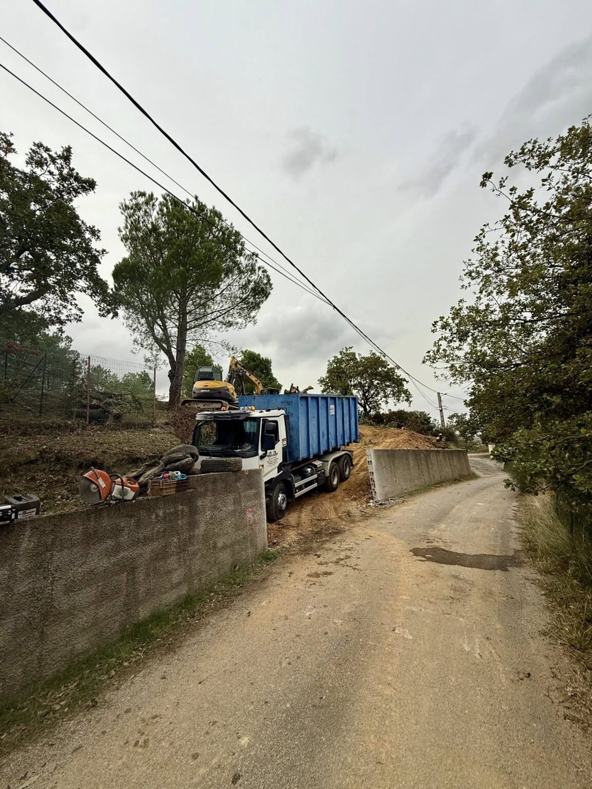 Nettoyage complet de la parcelle • Évacuation de la végétation 🌿 • Plus de 1 300 m³ de terre déplacés en déblais/remblai ⛏️ • Mise en place de 300 tonnes d’enrochement à Montesquieu