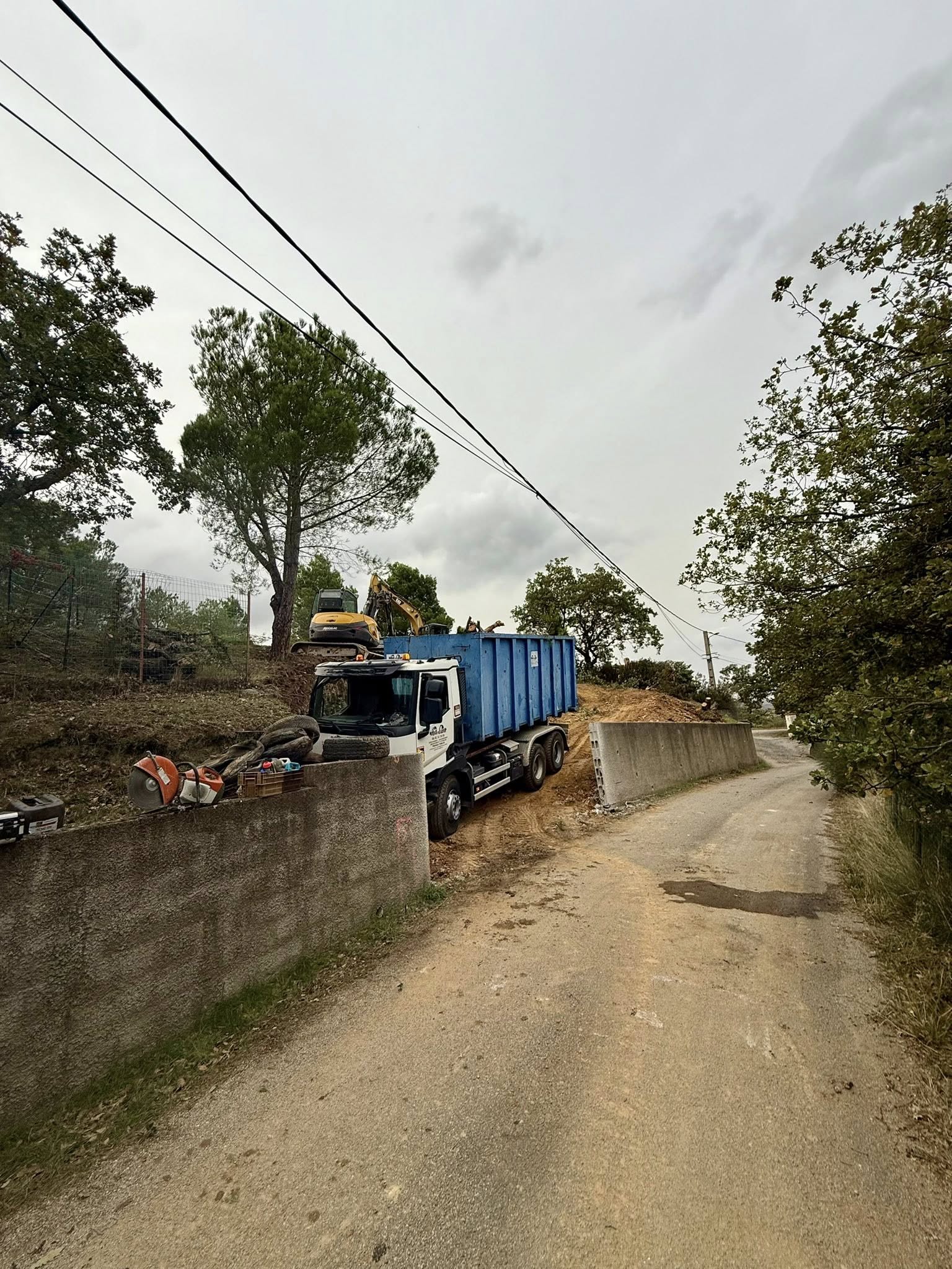 Nettoyage complet de la parcelle • Évacuation de la végétation 🌿 • Plus de 1 300 m³ de terre déplacés en déblais/remblai ⛏️ • Mise en place de 300 tonnes d’enrochement à Montesquieu