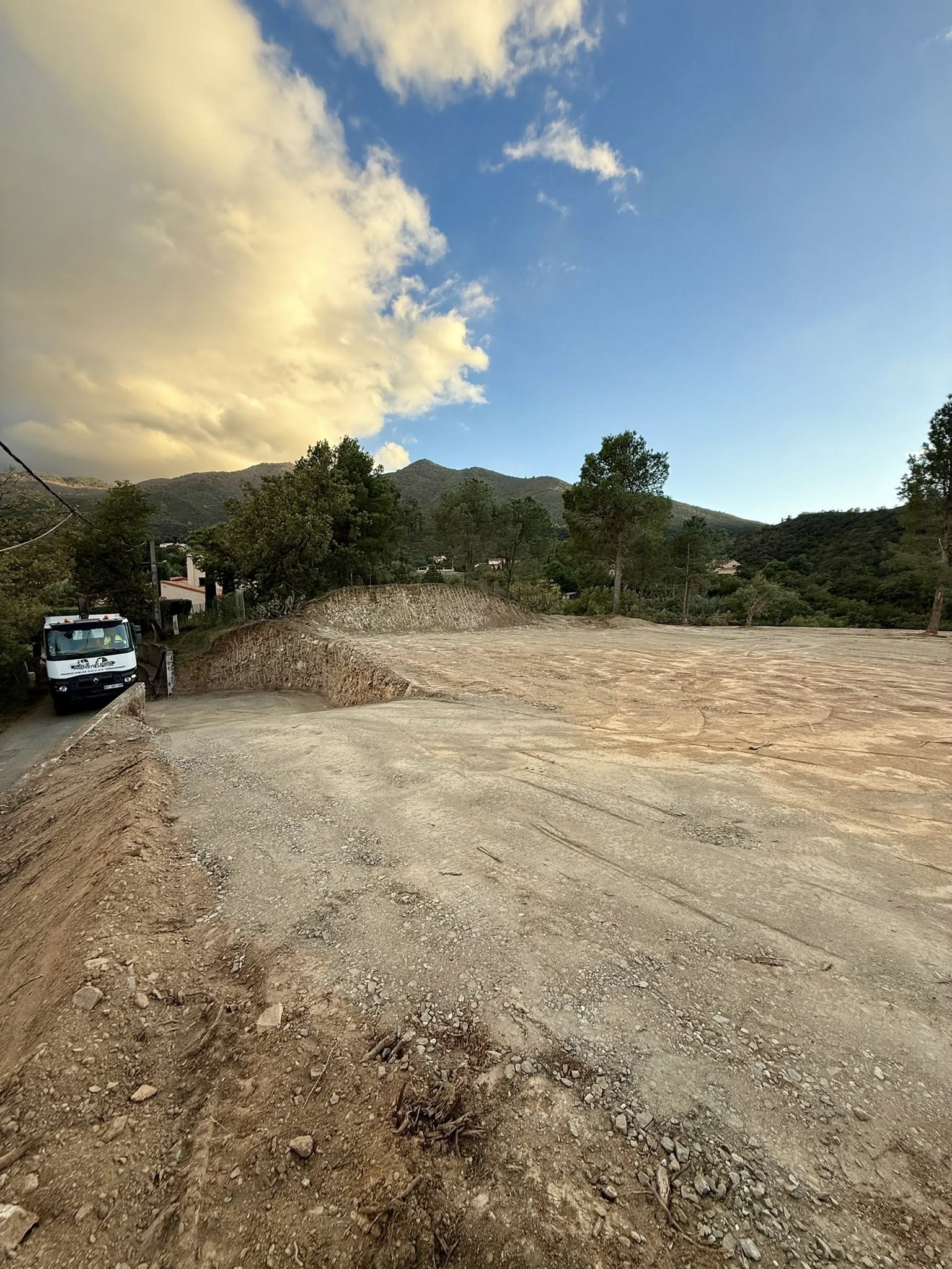 Nettoyage complet de la parcelle • Évacuation de la végétation 🌿 • Plus de 1 300 m³ de terre déplacés en déblais/remblai ⛏️ • Mise en place de 300 tonnes d’enrochement à Montesquieu