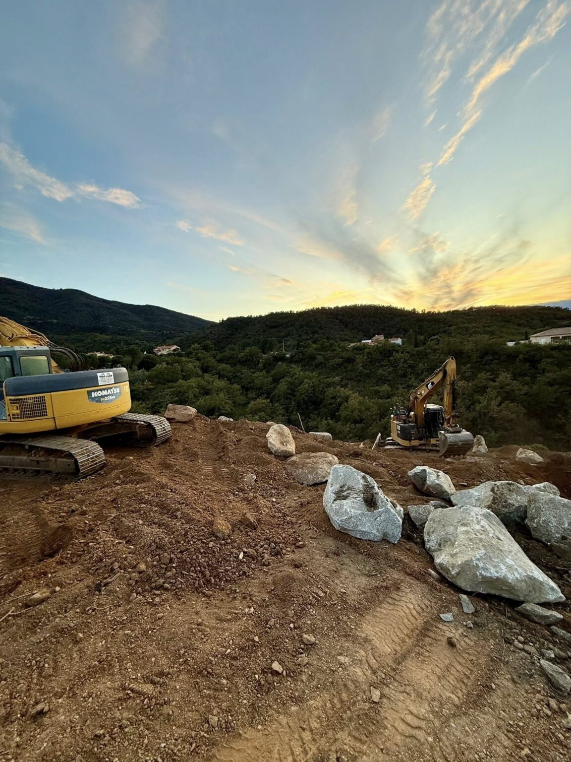 Nettoyage complet de la parcelle • Évacuation de la végétation 🌿 • Plus de 1 300 m³ de terre déplacés en déblais/remblai ⛏️ • Mise en place de 300 tonnes d’enrochement à Montesquieu