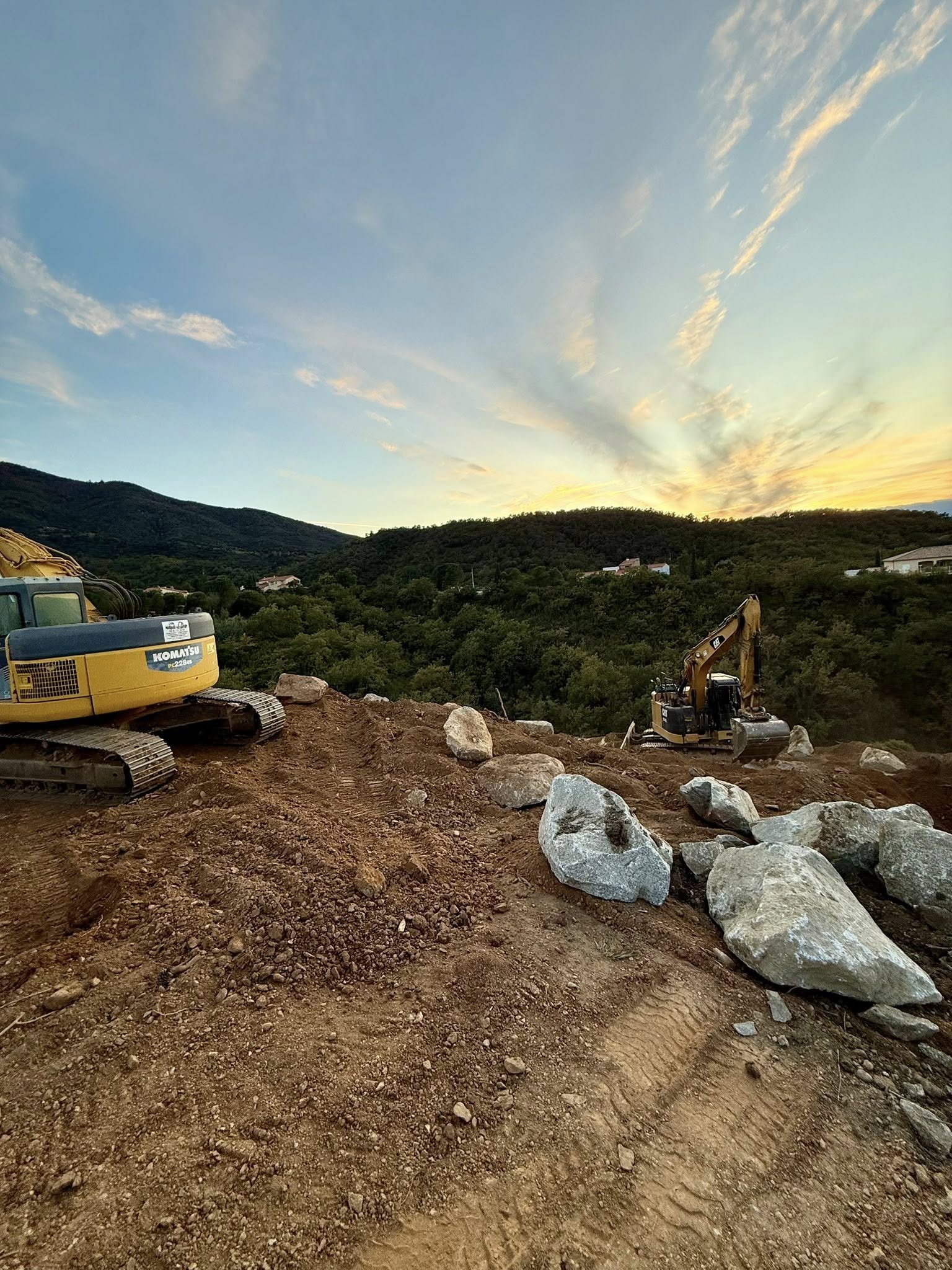 Nettoyage complet de la parcelle • Évacuation de la végétation 🌿 • Plus de 1 300 m³ de terre déplacés en déblais/remblai ⛏️ • Mise en place de 300 tonnes d’enrochement à Montesquieu