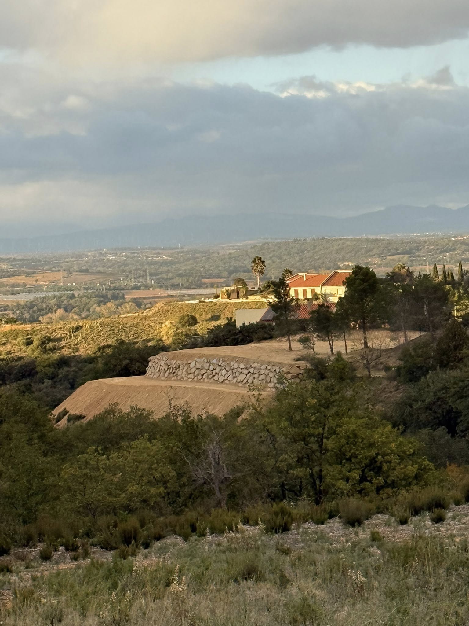 Nettoyage complet de la parcelle • Évacuation de la végétation 🌿 • Plus de 1 300 m³ de terre déplacés en déblais/remblai ⛏️ • Mise en place de 300 tonnes d’enrochement à Montesquieu