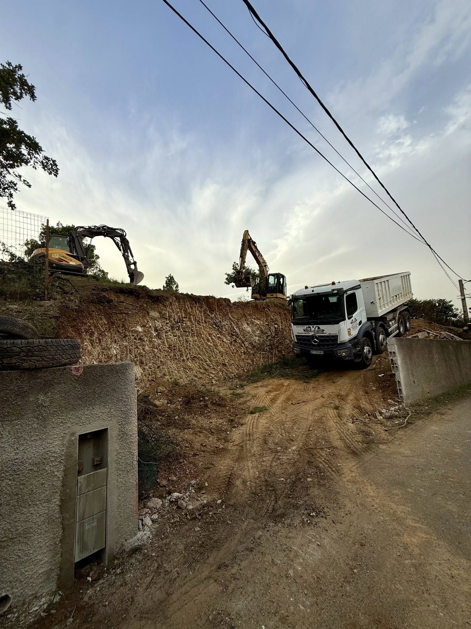 Nettoyage complet de la parcelle • Évacuation de la végétation 🌿 • Plus de 1 300 m³ de terre déplacés en déblais/remblai ⛏️ • Mise en place de 300 tonnes d’enrochement à Montesquieu