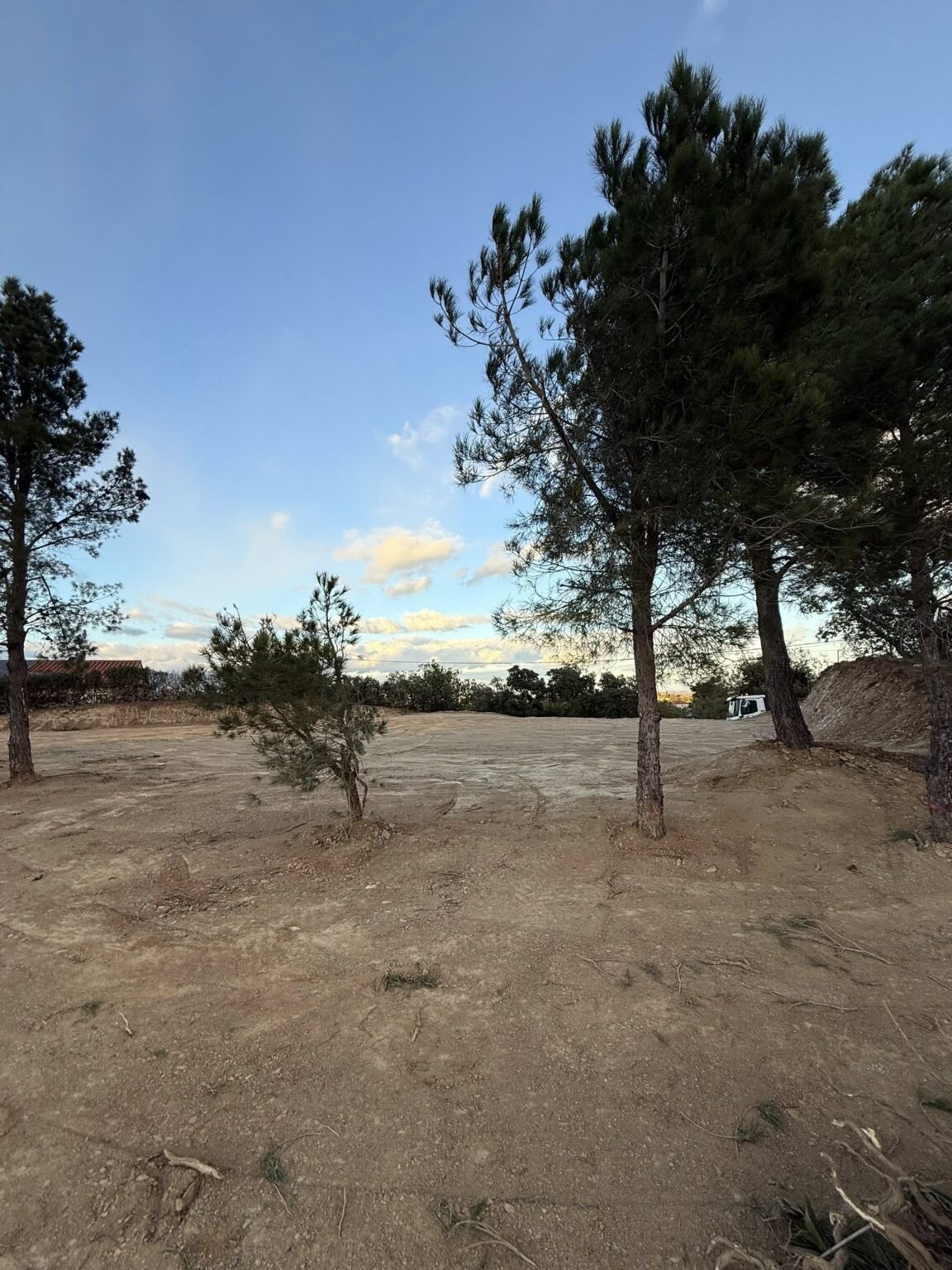 Nettoyage complet de la parcelle • Évacuation de la végétation 🌿 • Plus de 1 300 m³ de terre déplacés en déblais/remblai ⛏️ • Mise en place de 300 tonnes d’enrochement à Montesquieu