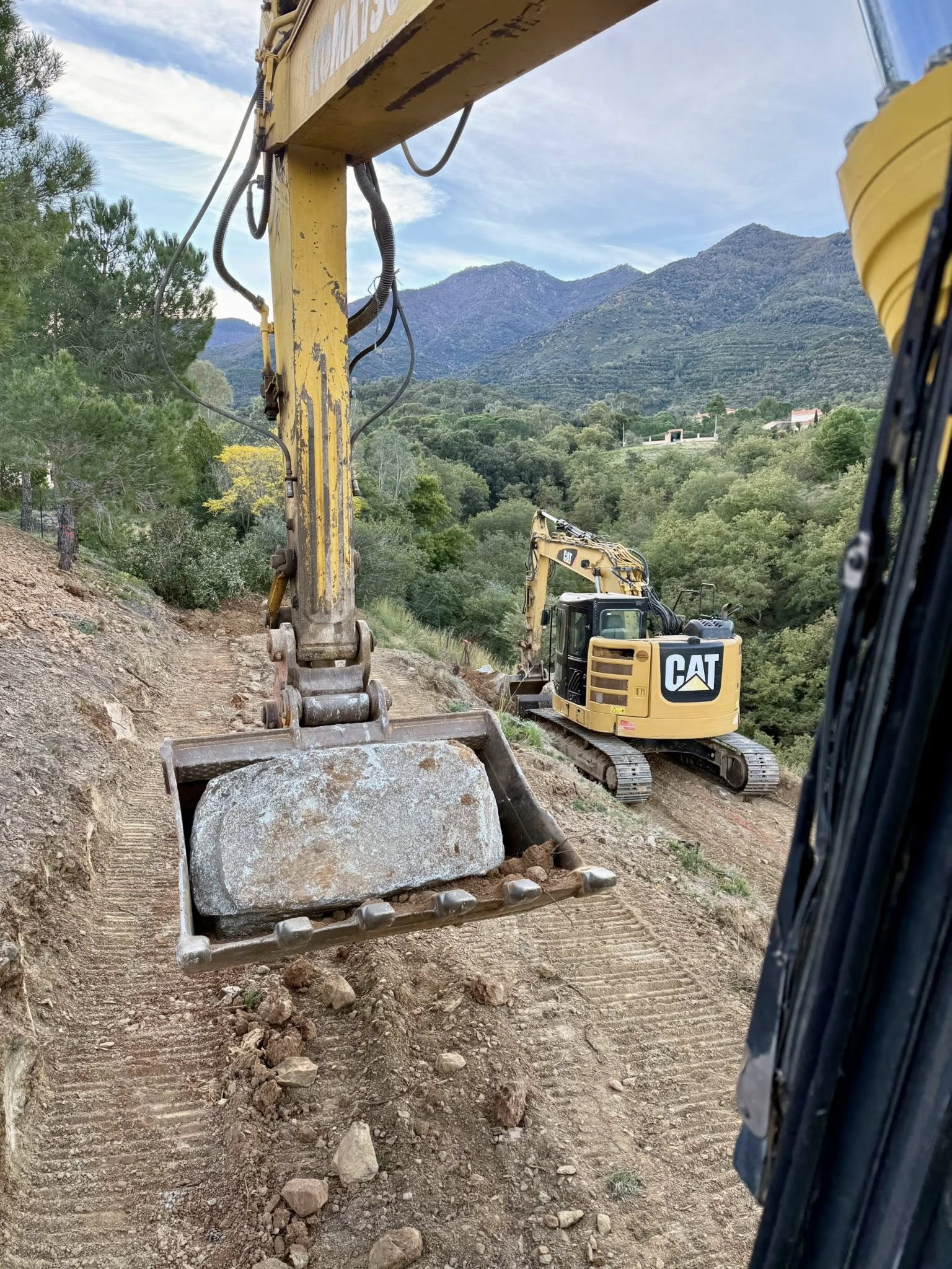 Nettoyage complet de la parcelle • Évacuation de la végétation 🌿 • Plus de 1 300 m³ de terre déplacés en déblais/remblai ⛏️ • Mise en place de 300 tonnes d’enrochement à Montesquieu