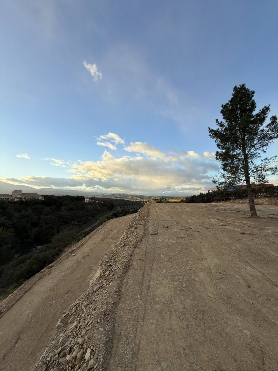 Nettoyage complet de la parcelle • Évacuation de la végétation 🌿 • Plus de 1 300 m³ de terre déplacés en déblais/remblai ⛏️ • Mise en place de 300 tonnes d’enrochement à Montesquieu