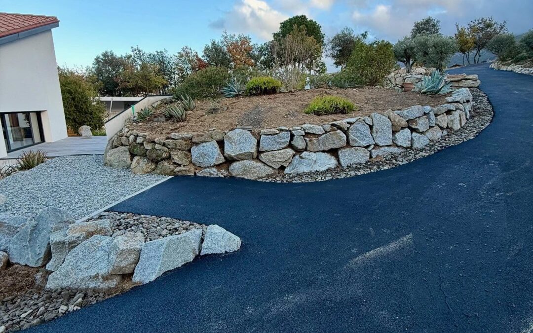 Chantier à Villelongue dels Monts : enrochement, enrobé…