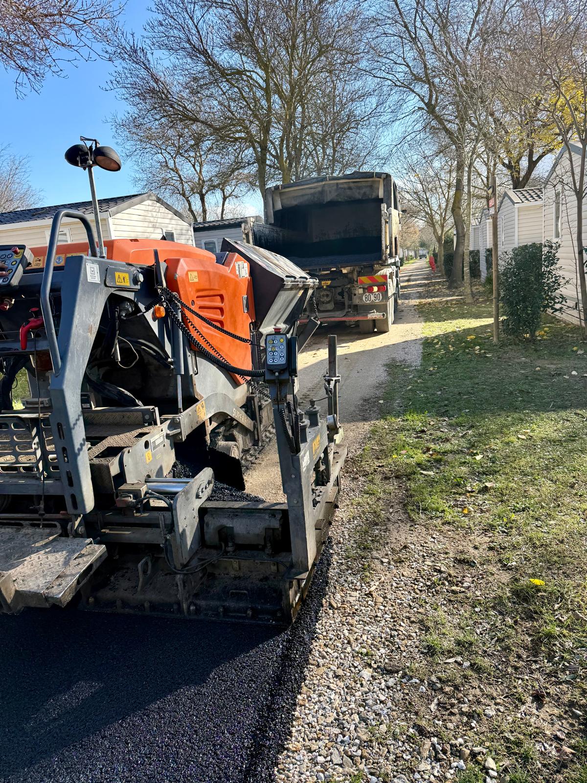 Goudronnage d’allée en enrobé dans un camping d'Argeles-sur-Mer