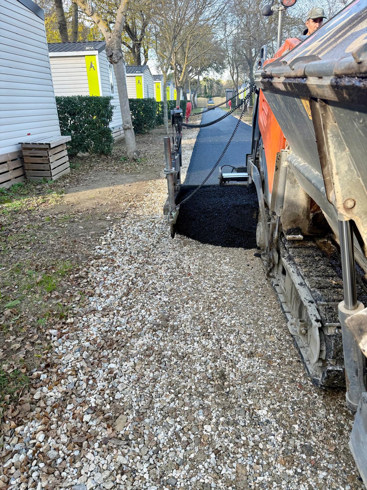Goudronnage d’allée en enrobé dans un camping d'Argeles-sur-Mer