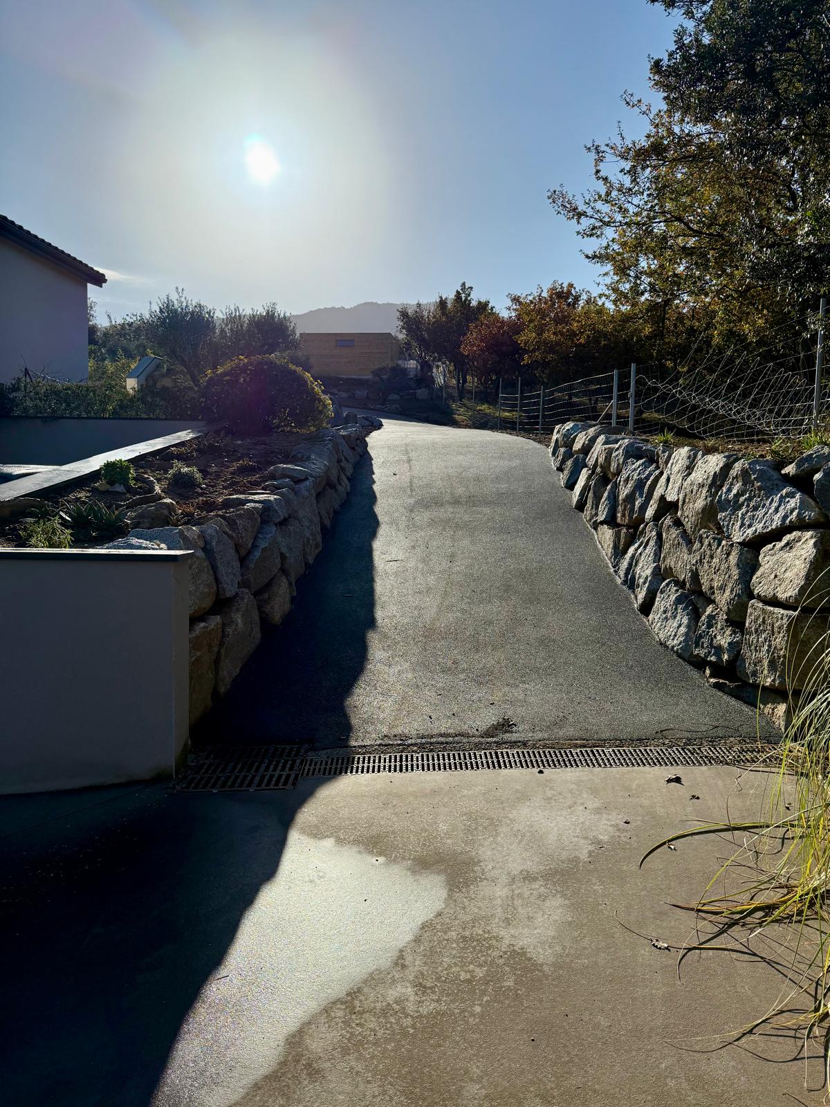 Création d’enrochement et goudronnage en enrobé sur Villelongue Dels monts