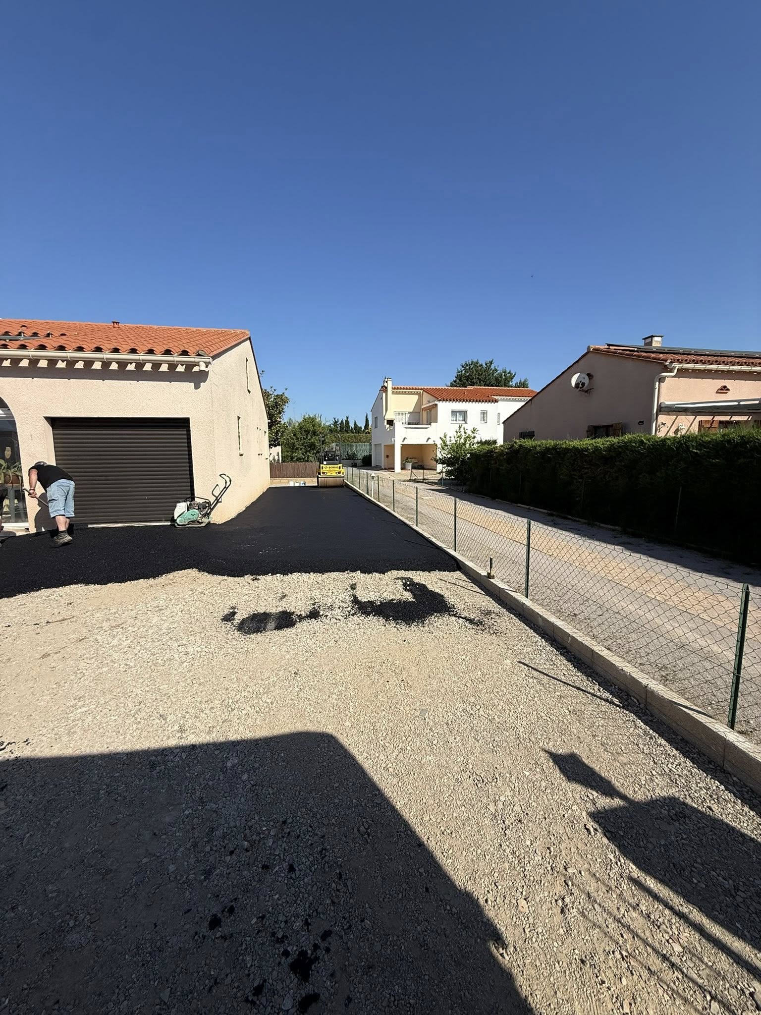 Enrobé à Thuir : goudronnage de cour, allées et aménagements extérieurs