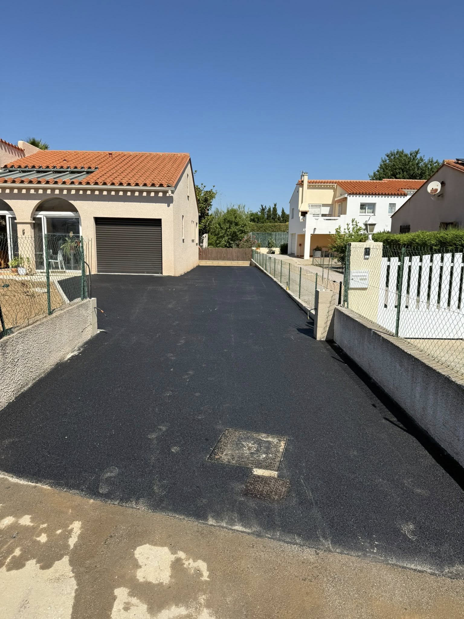 Enrobé à Thuir : goudronnage de cour, allées et aménagements extérieurs
