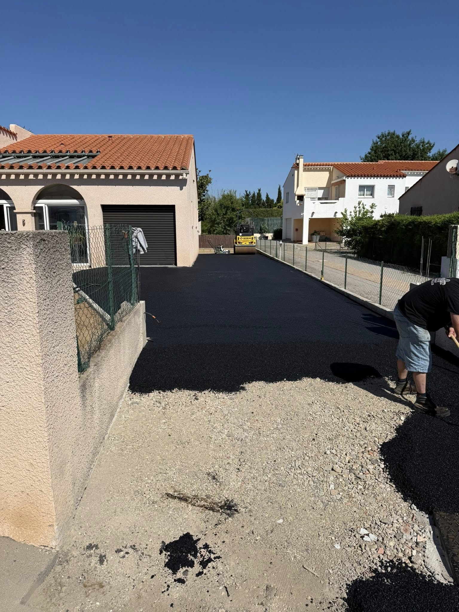 Enrobé à Thuir : goudronnage de cour, allées et aménagements extérieurs